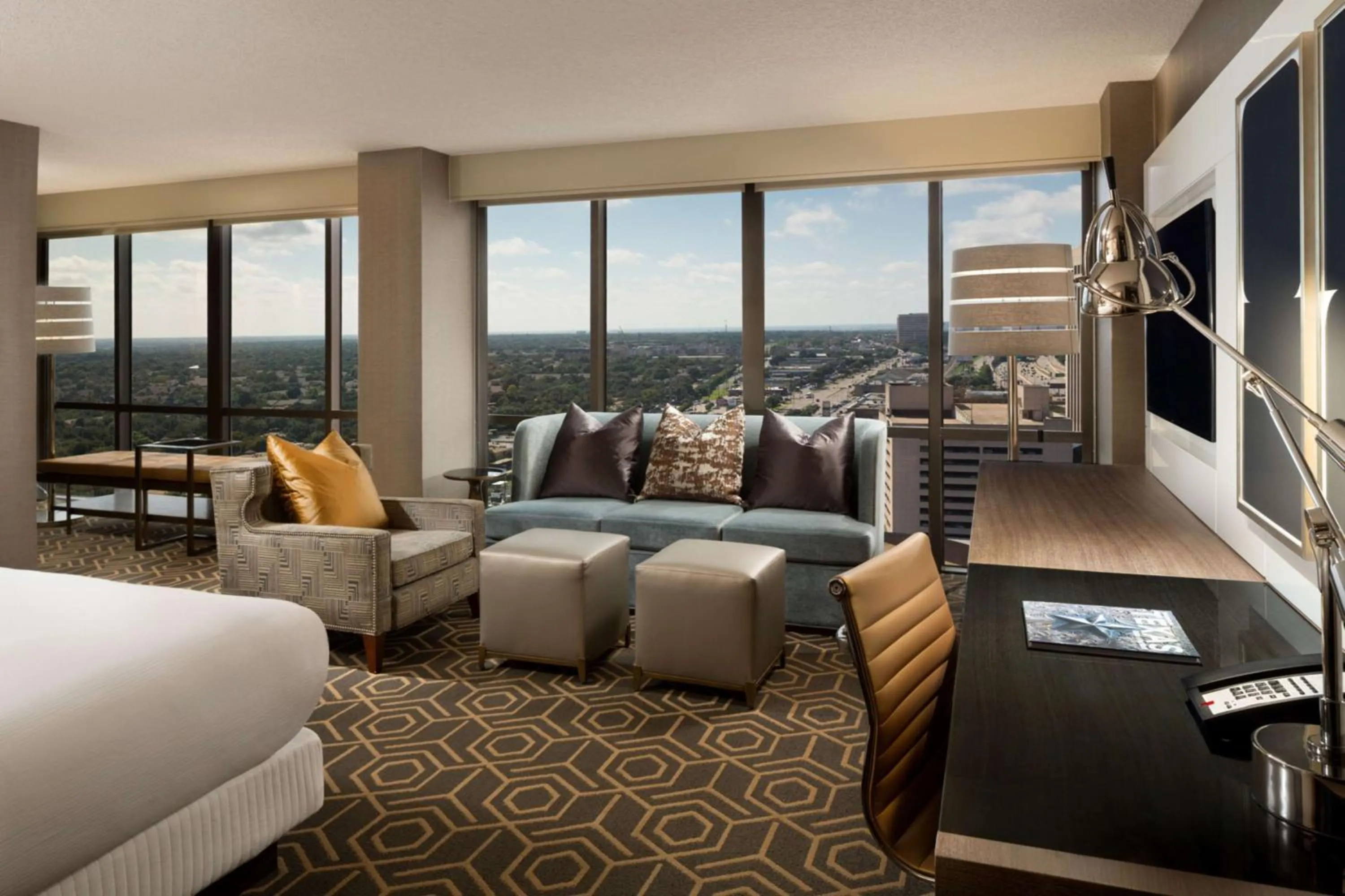 Living room in DoubleTree by Hilton Hotel Dallas Campbell Centre