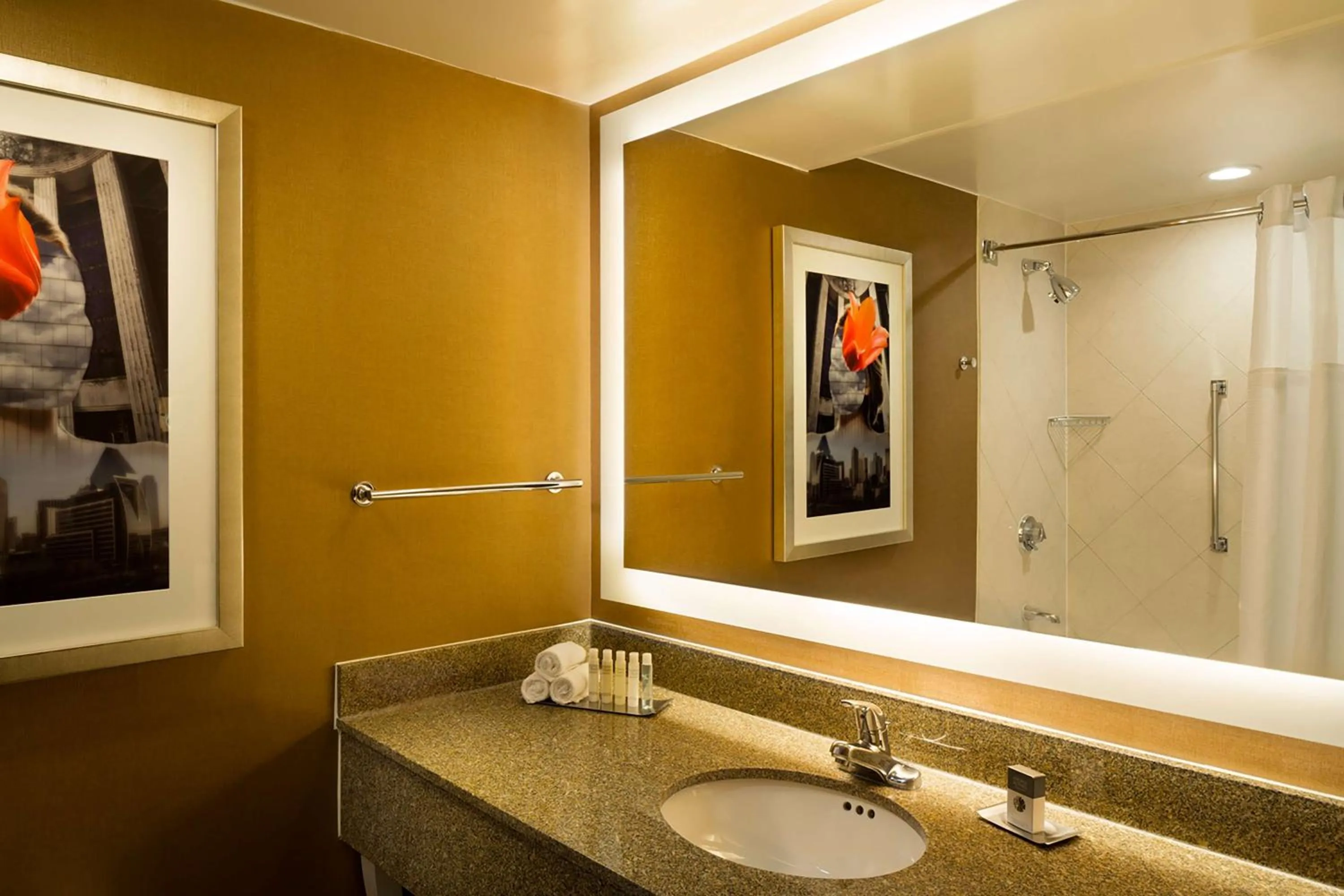 Bed in DoubleTree by Hilton Hotel Dallas Campbell Centre