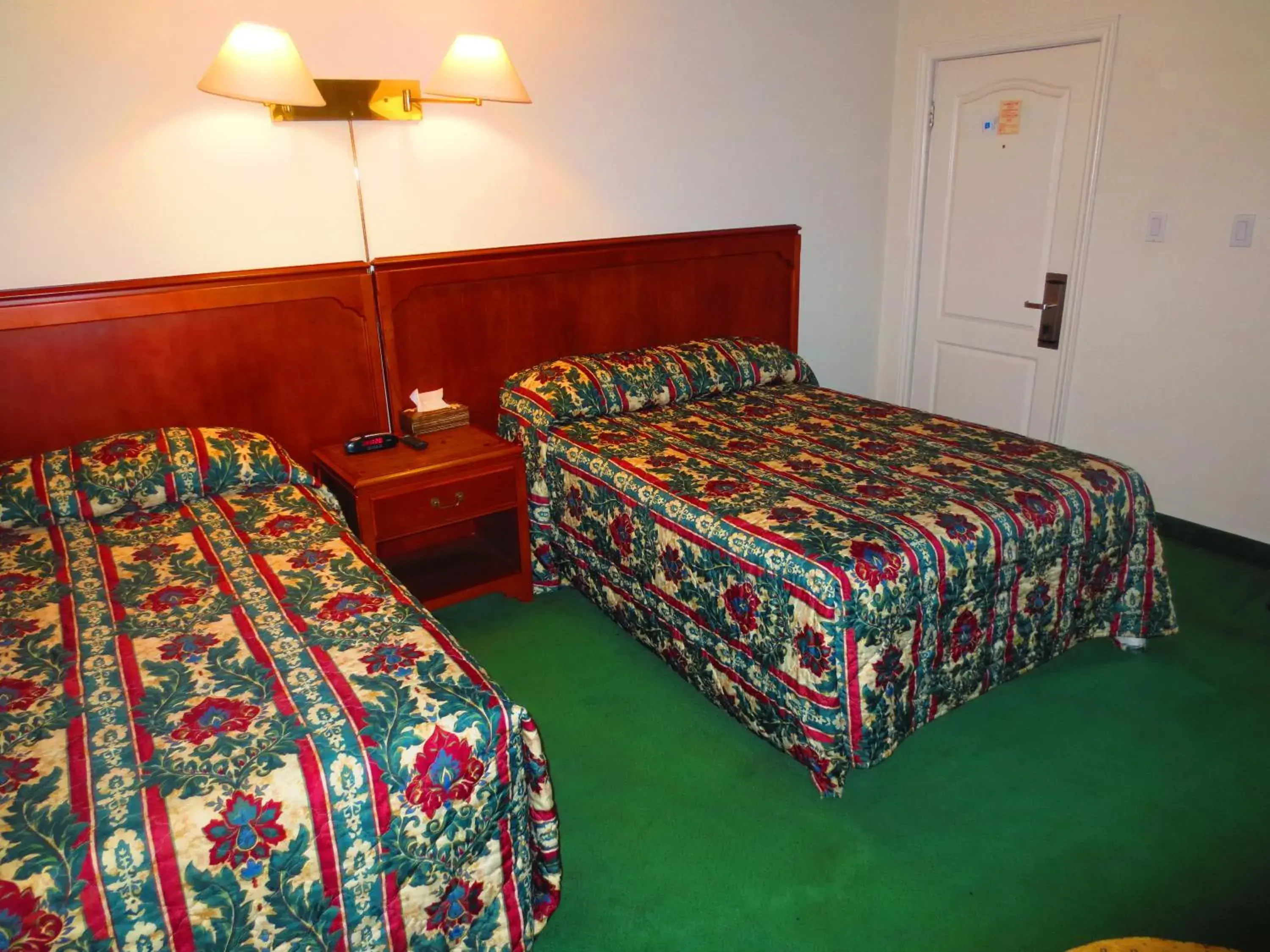 Queen Room in Canadiana Motel Queen Room in Canadiana Motel