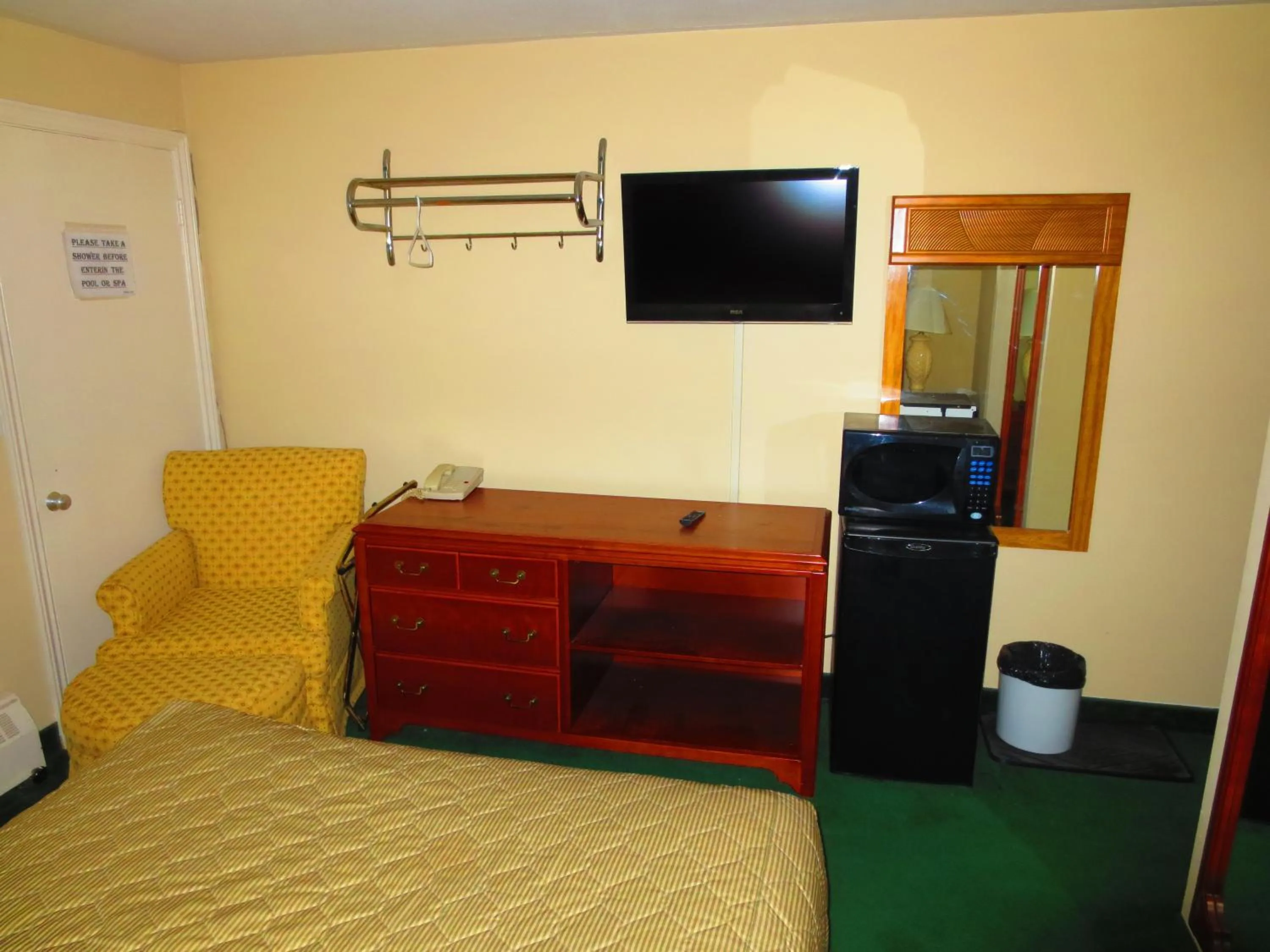 Bed in Canadiana Motel