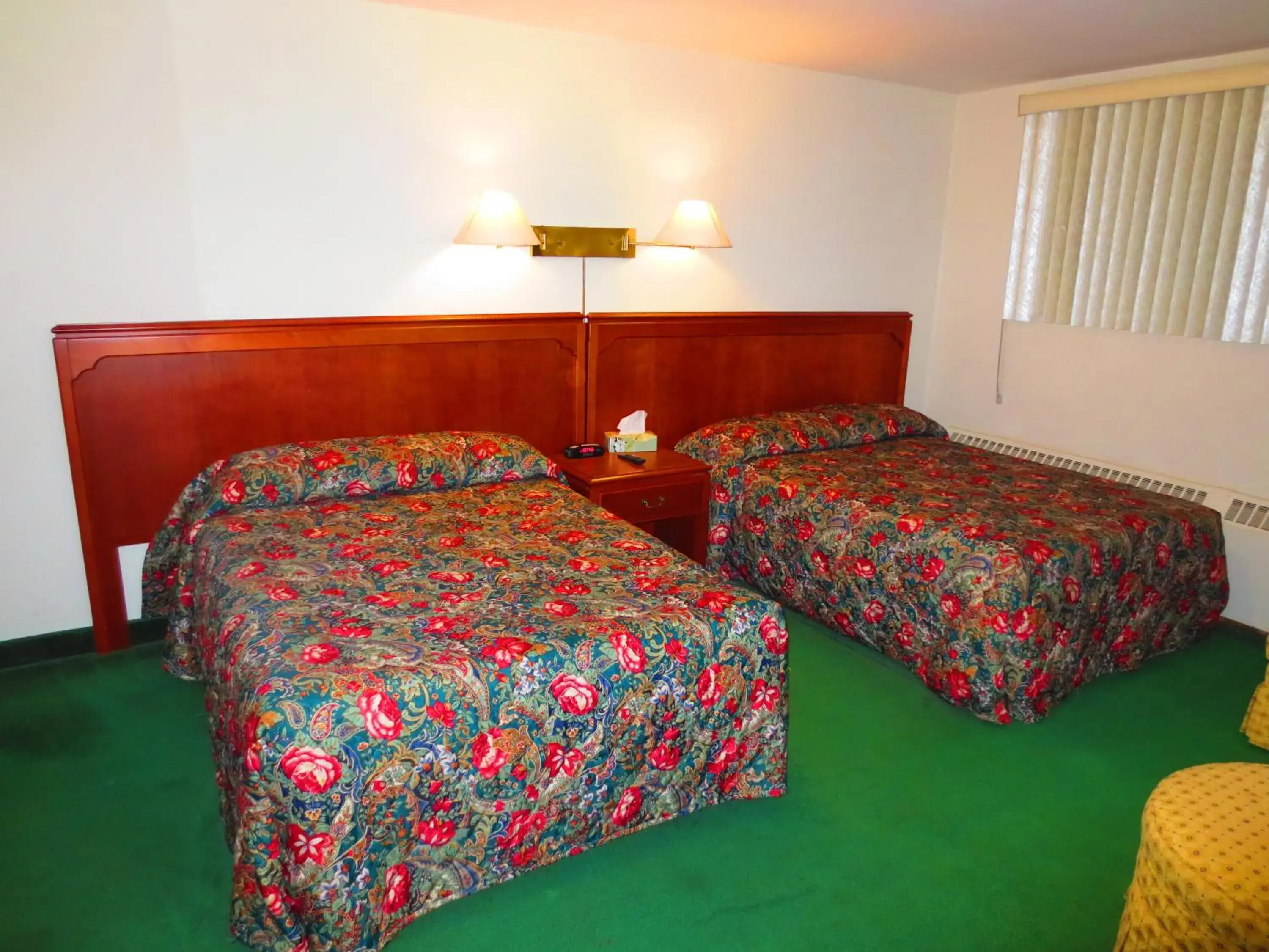 Queen Room in Canadiana Motel Queen Room in Canadiana Motel