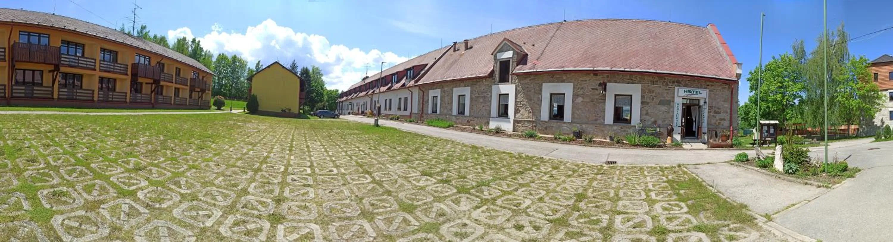 Parking in Hotel Jestřábí