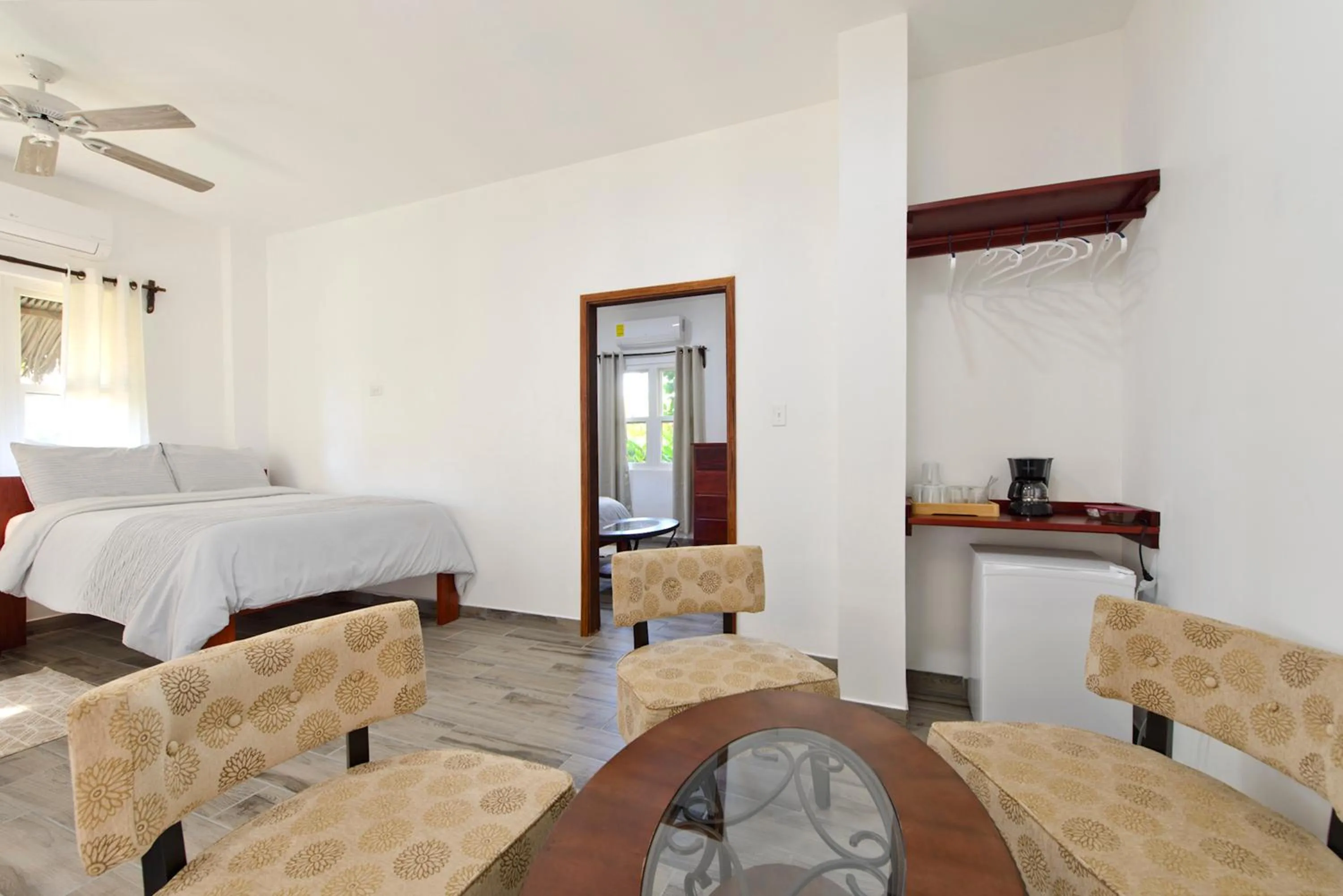 Bed in Parrot Cove Lodge