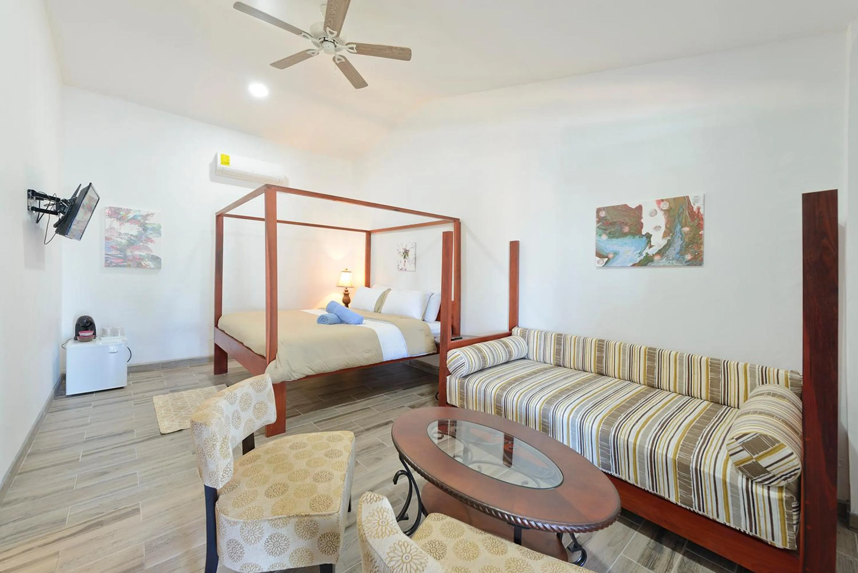 Bed in Parrot Cove Lodge