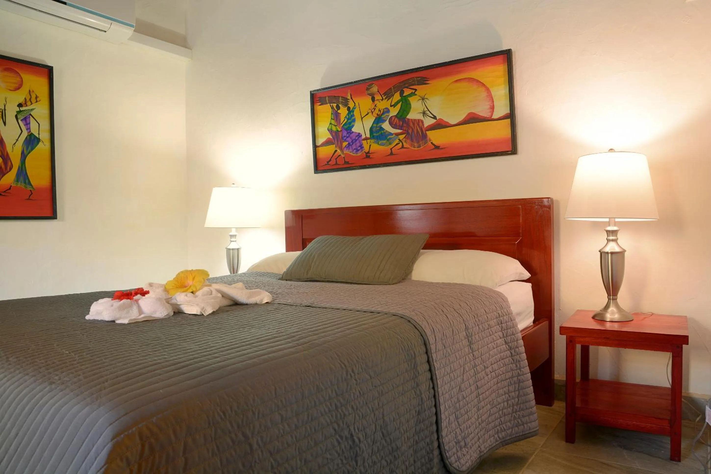 Bed in Parrot Cove Lodge