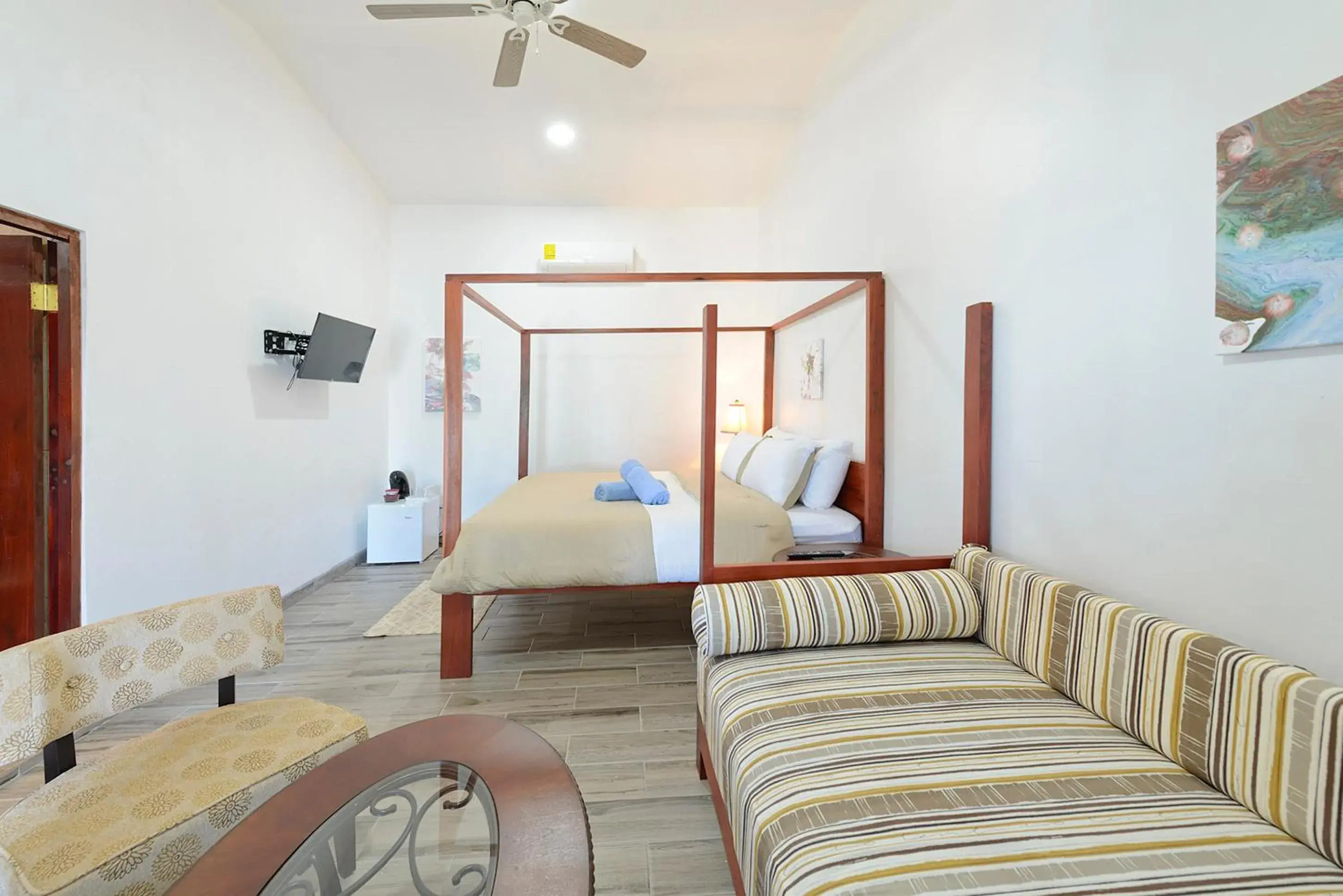 Deluxe Triple Room with Sea View in Parrot Cove Lodge Deluxe Triple Room with Sea View in Parrot Cove Lodge