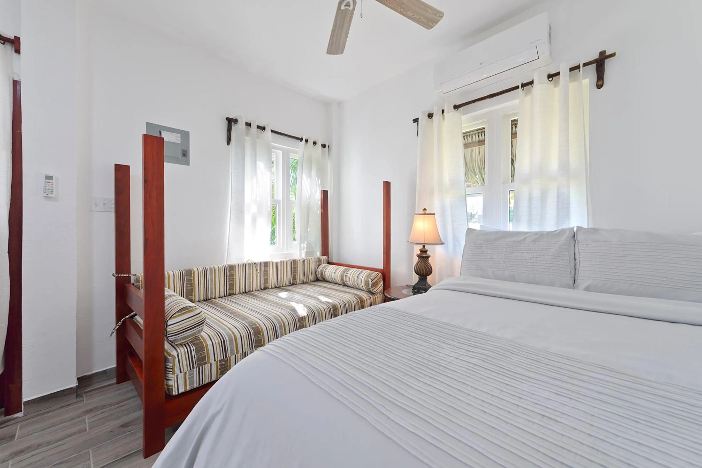 Bed in Parrot Cove Lodge