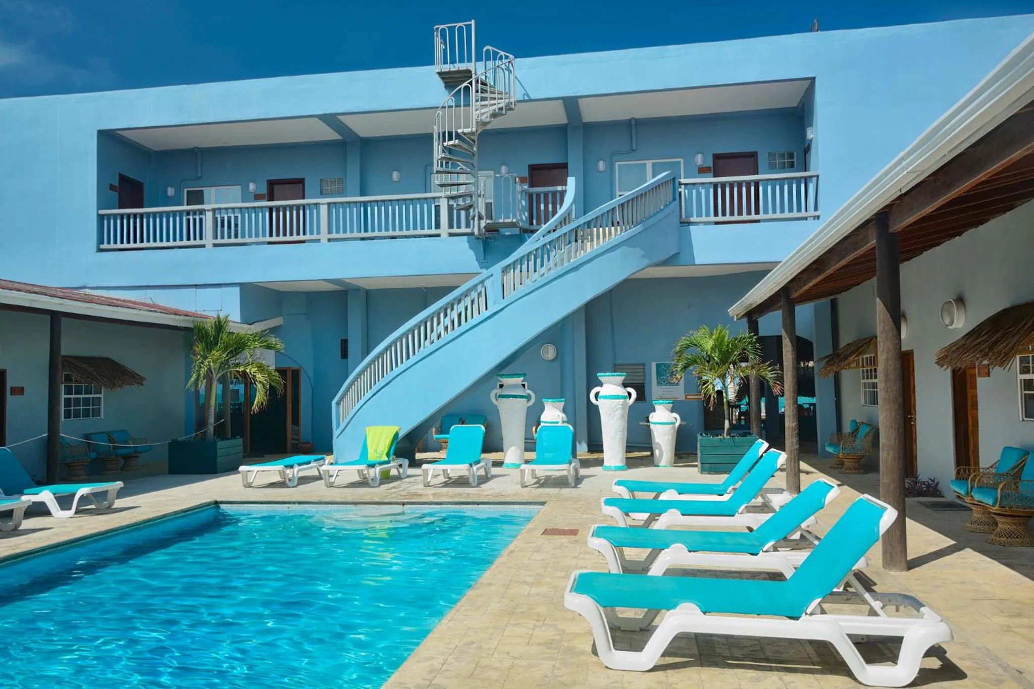 Swimming pool in Parrot Cove Lodge