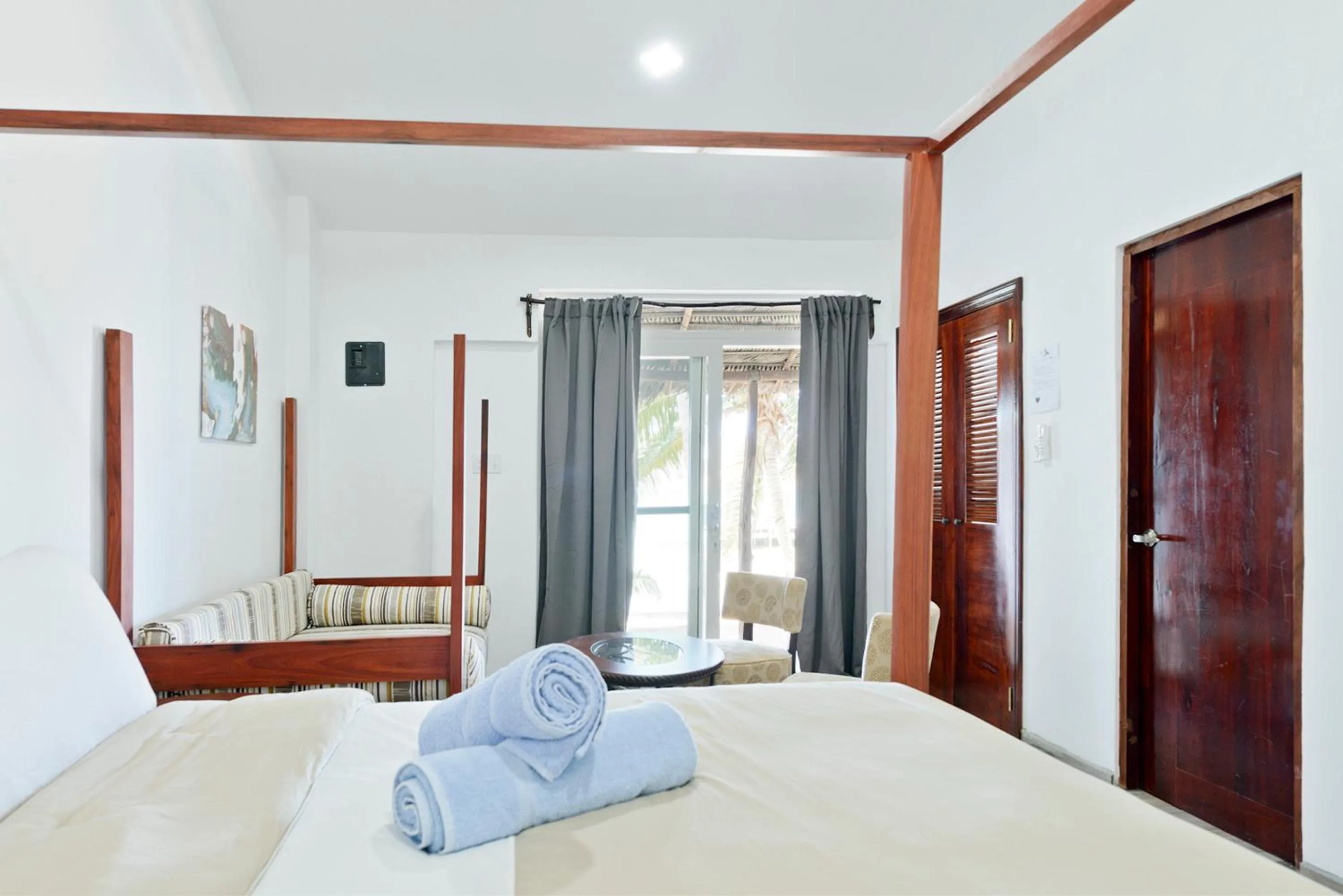 Bed in Parrot Cove Lodge