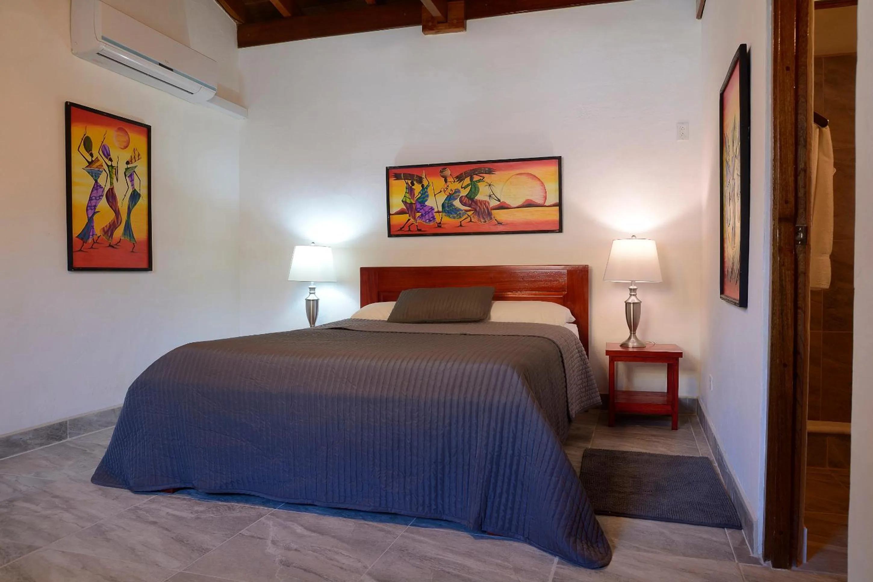 Bed in Parrot Cove Lodge