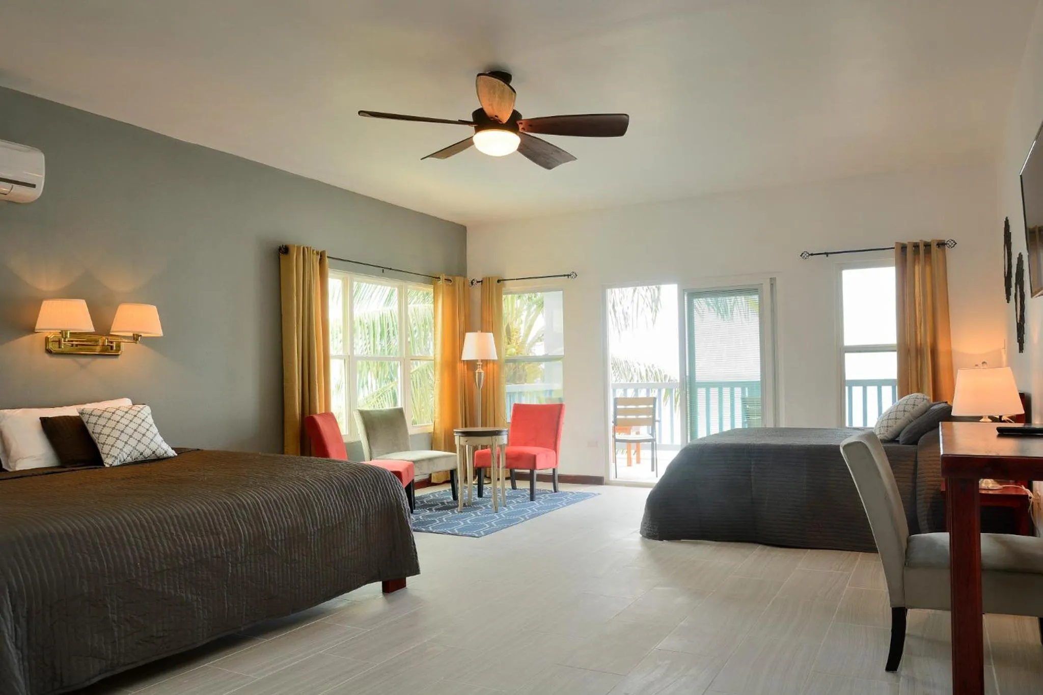 Bed in Parrot Cove Lodge