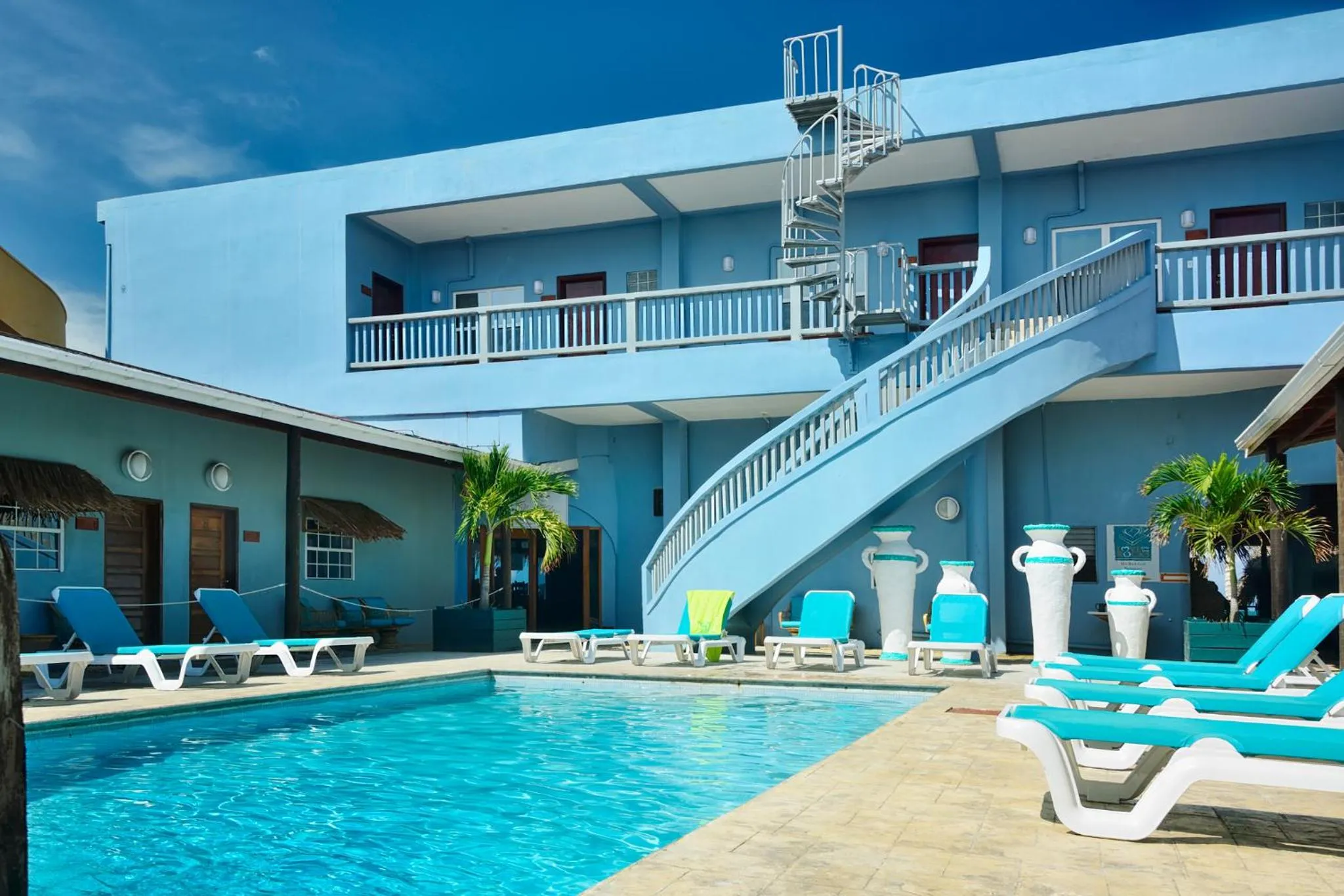 Swimming pool in Parrot Cove Lodge