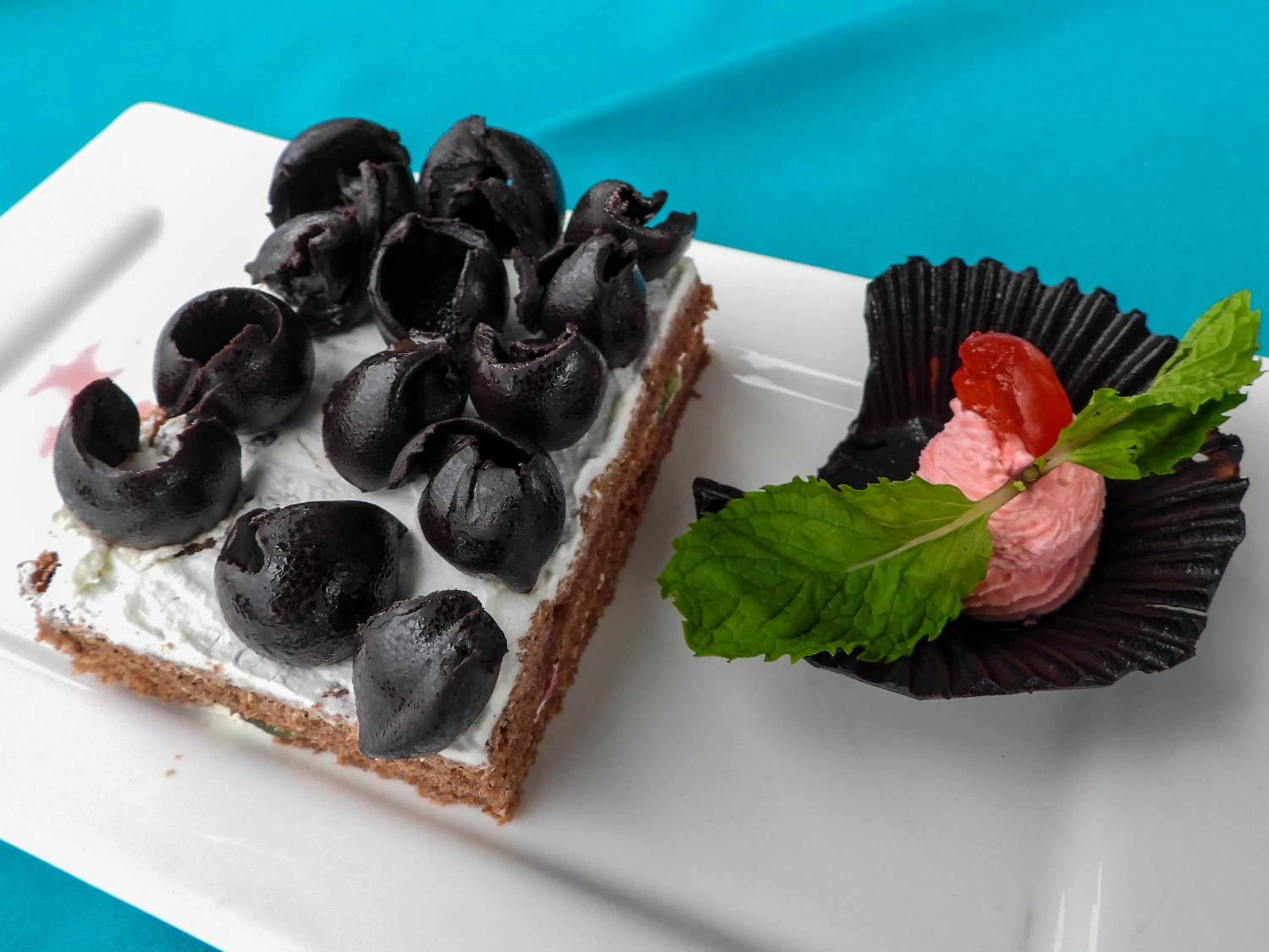 Restaurant/places to eat in Maru Maru Hotel