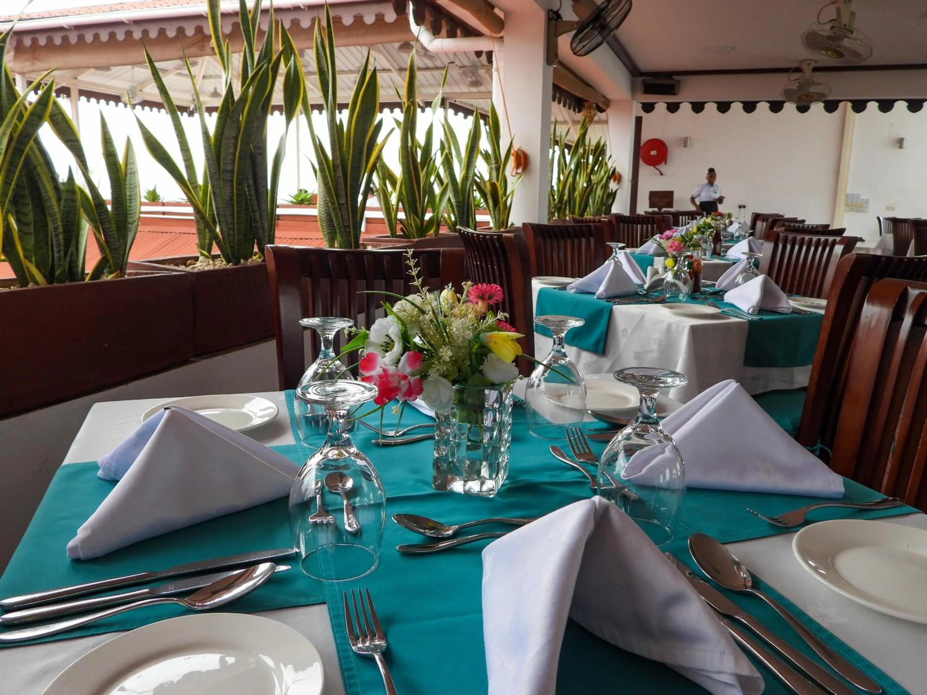 Restaurant/places to eat in Maru Maru Hotel