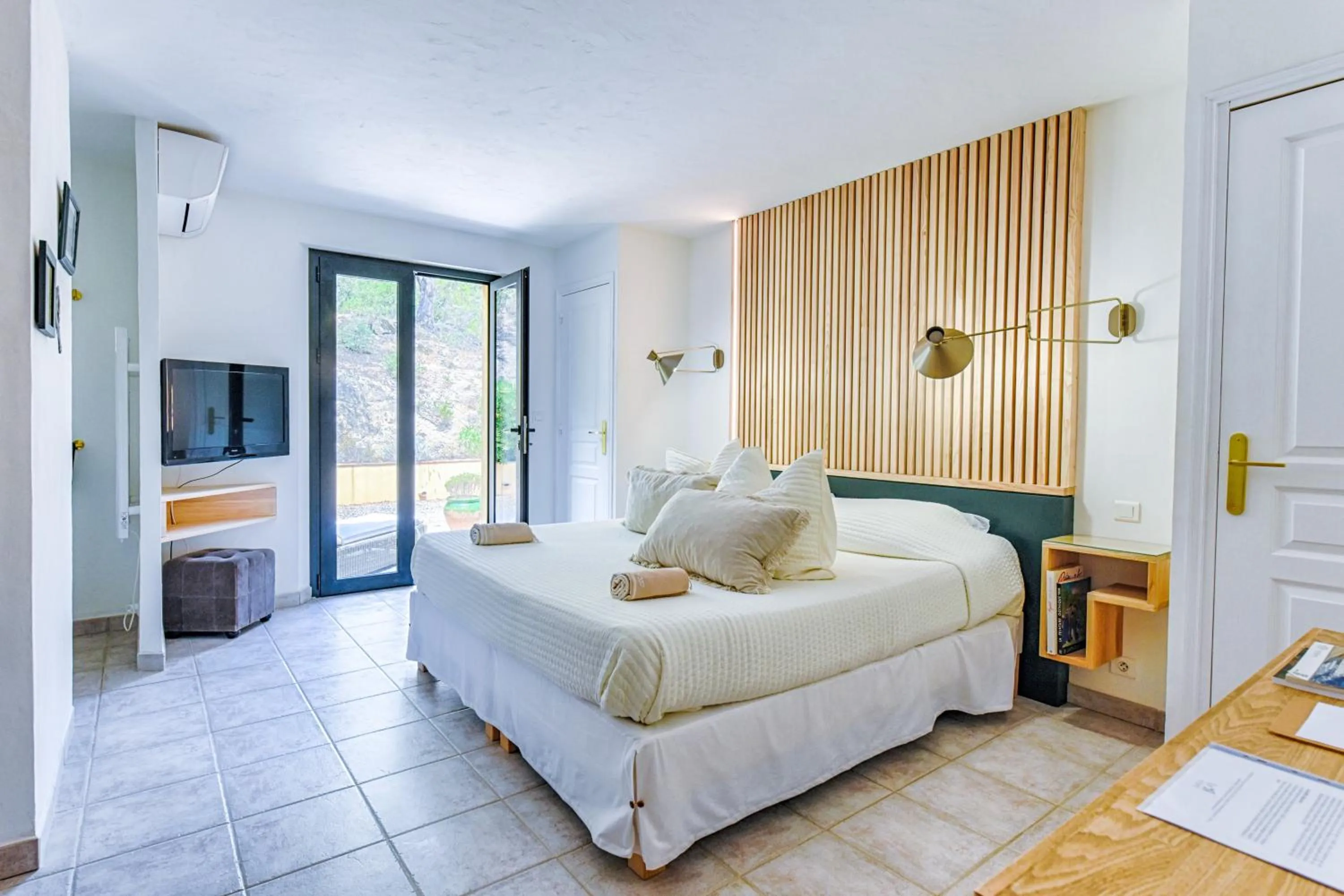 Photo of the whole room, Bed in La Bergerie