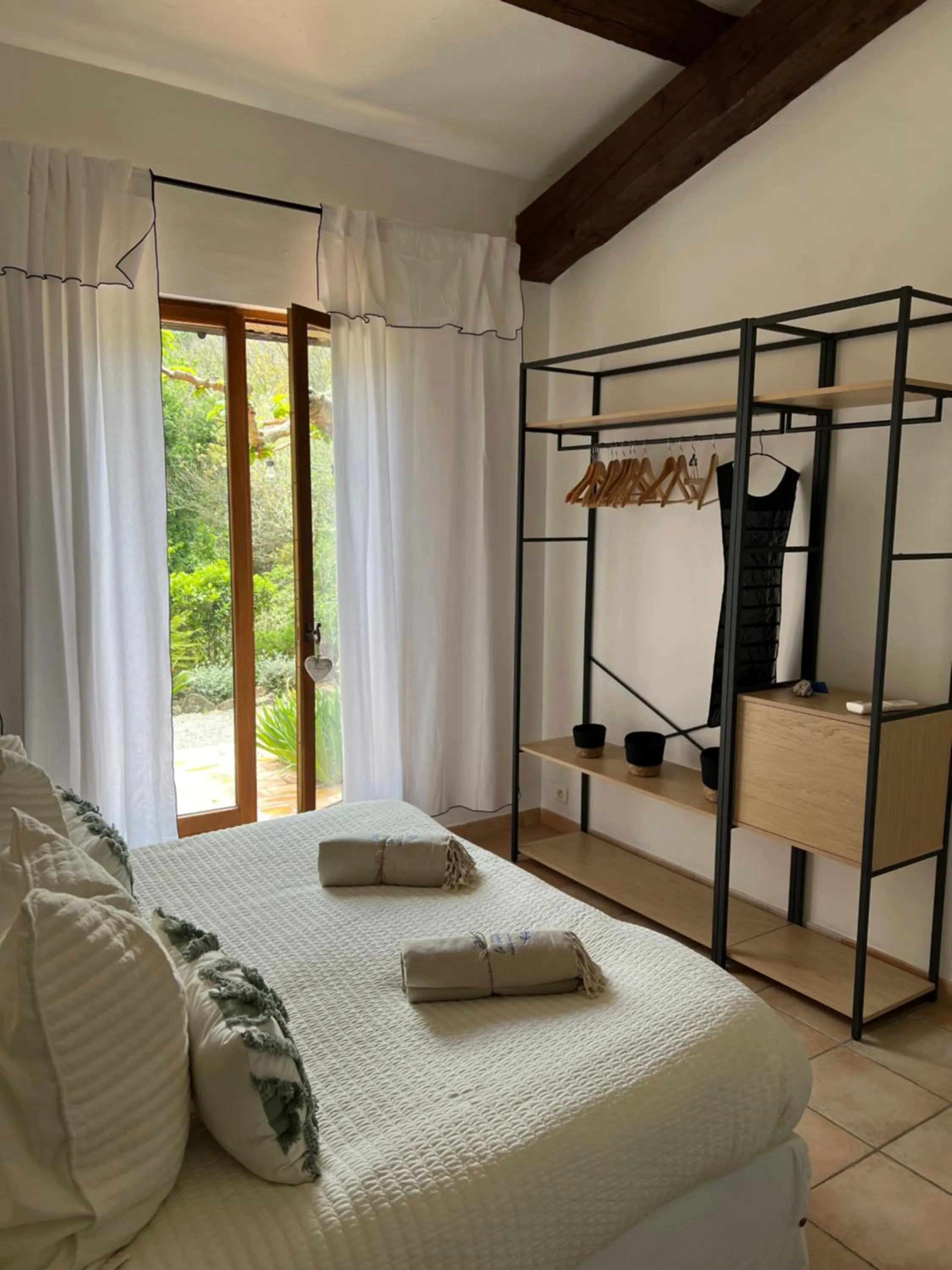 wardrobe, Bed in La Bergerie