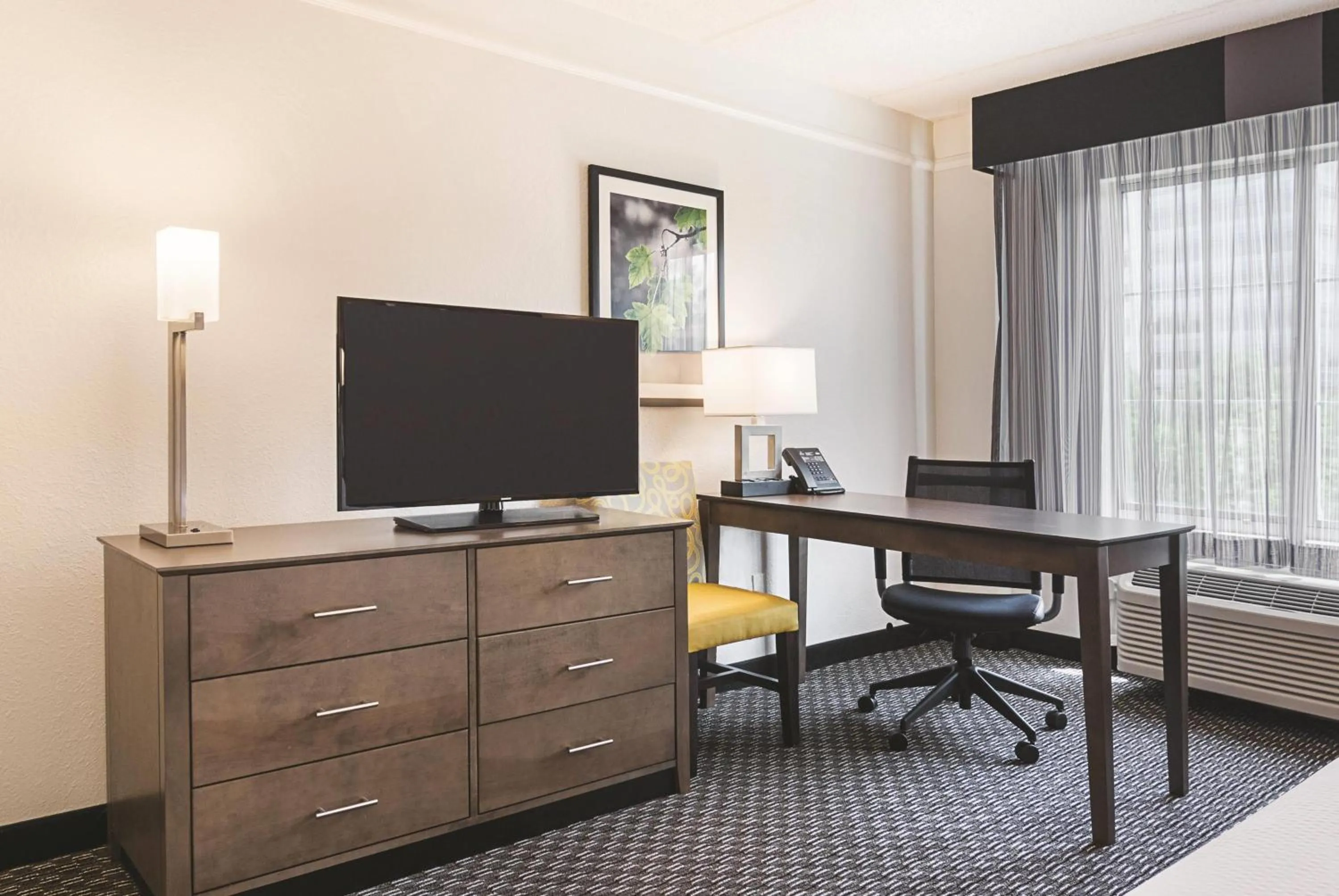 Photo of the whole room in La Quinta by Wyndham Atlanta Perimeter Medical