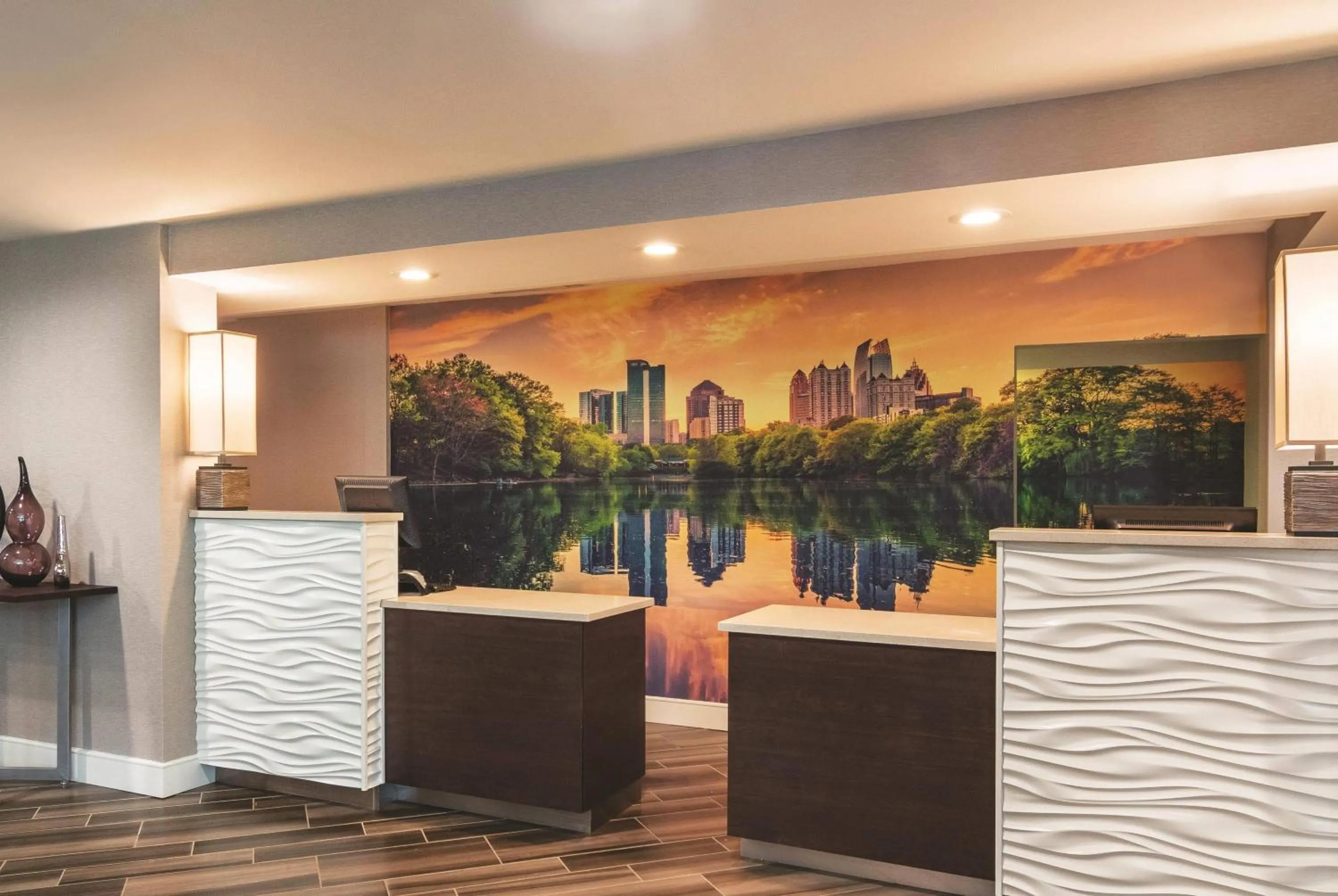 Lobby or reception in La Quinta by Wyndham Atlanta Perimeter Medical