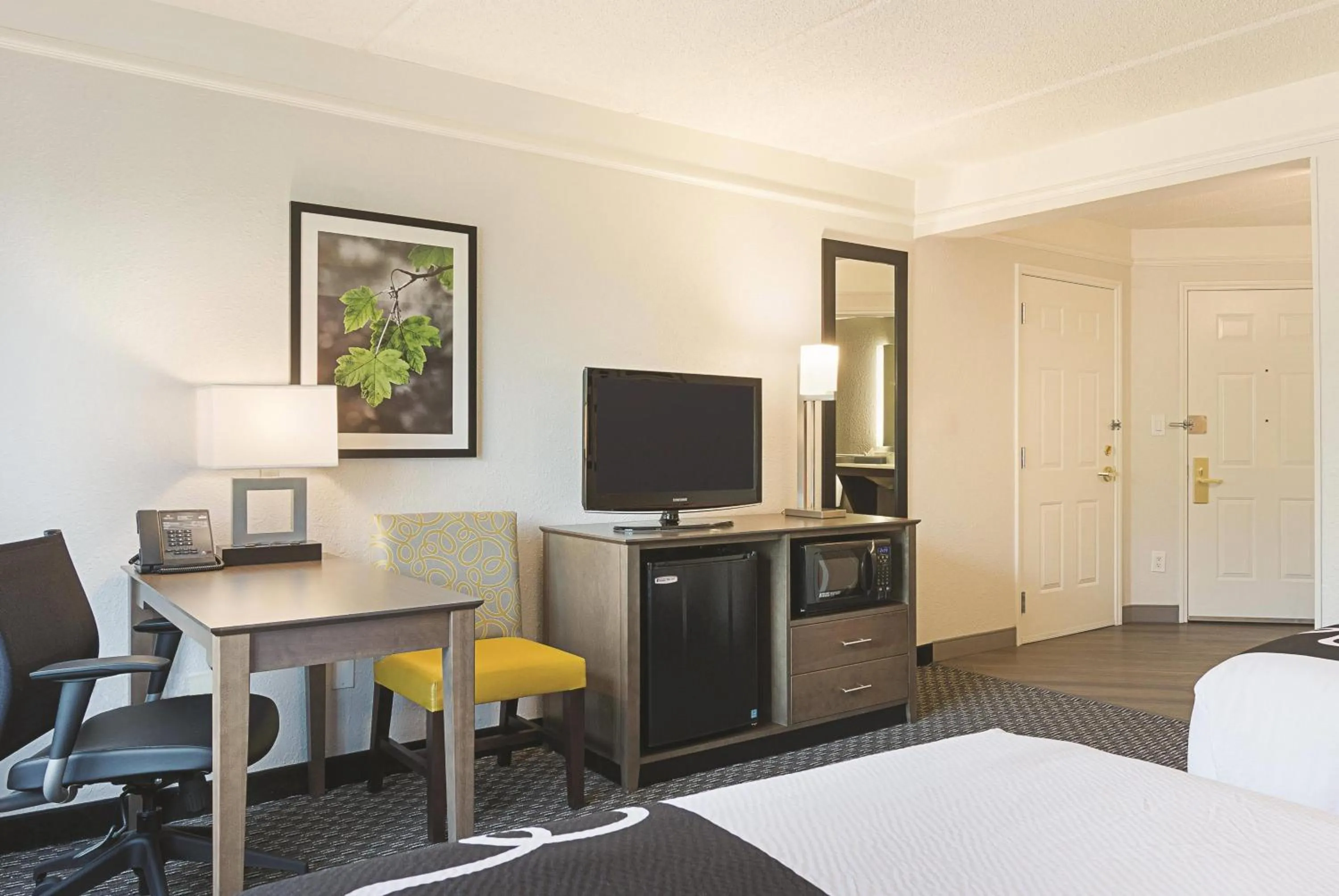 Photo of the whole room, Bed in La Quinta by Wyndham Atlanta Perimeter Medical