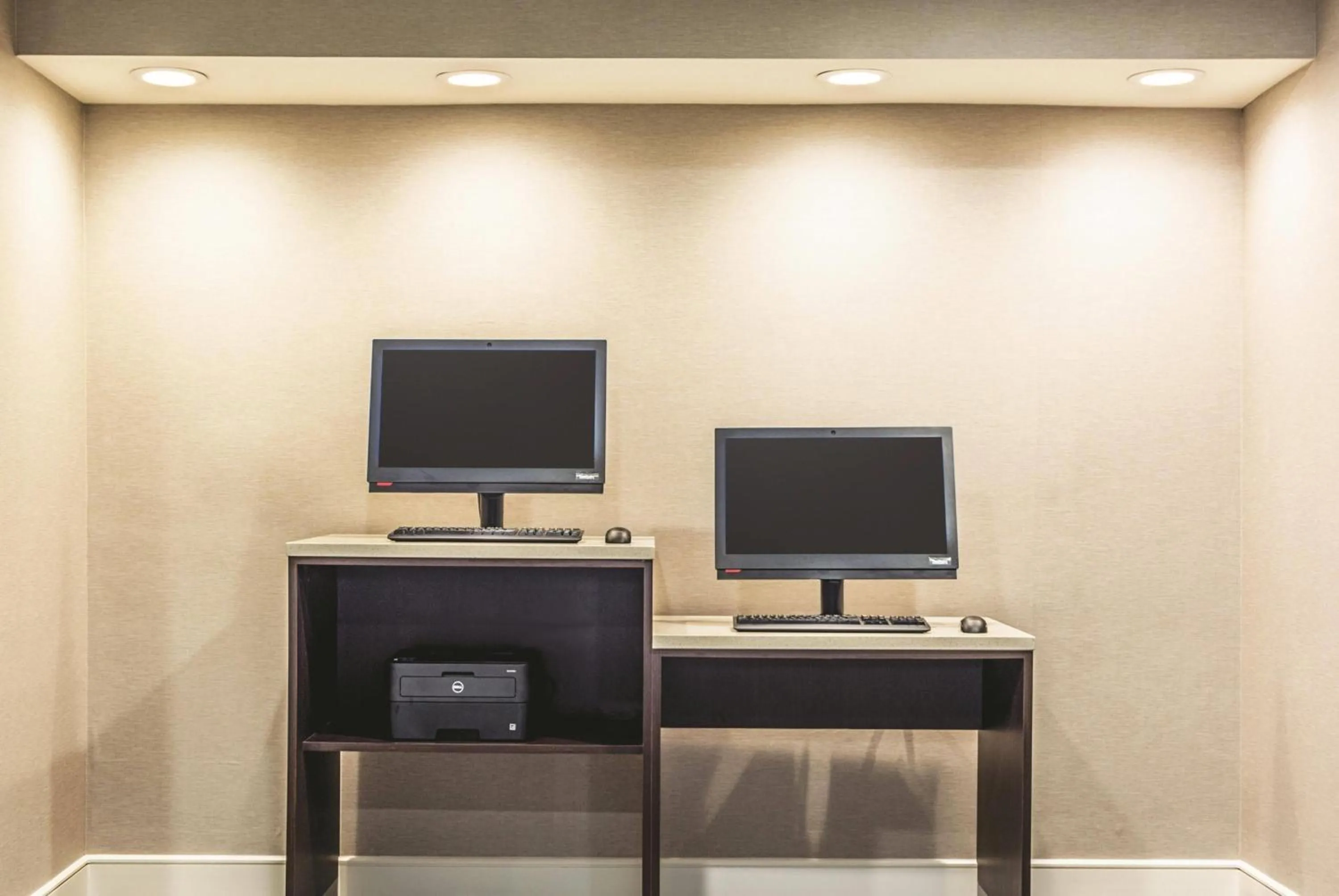 Business facilities in La Quinta by Wyndham Atlanta Perimeter Medical