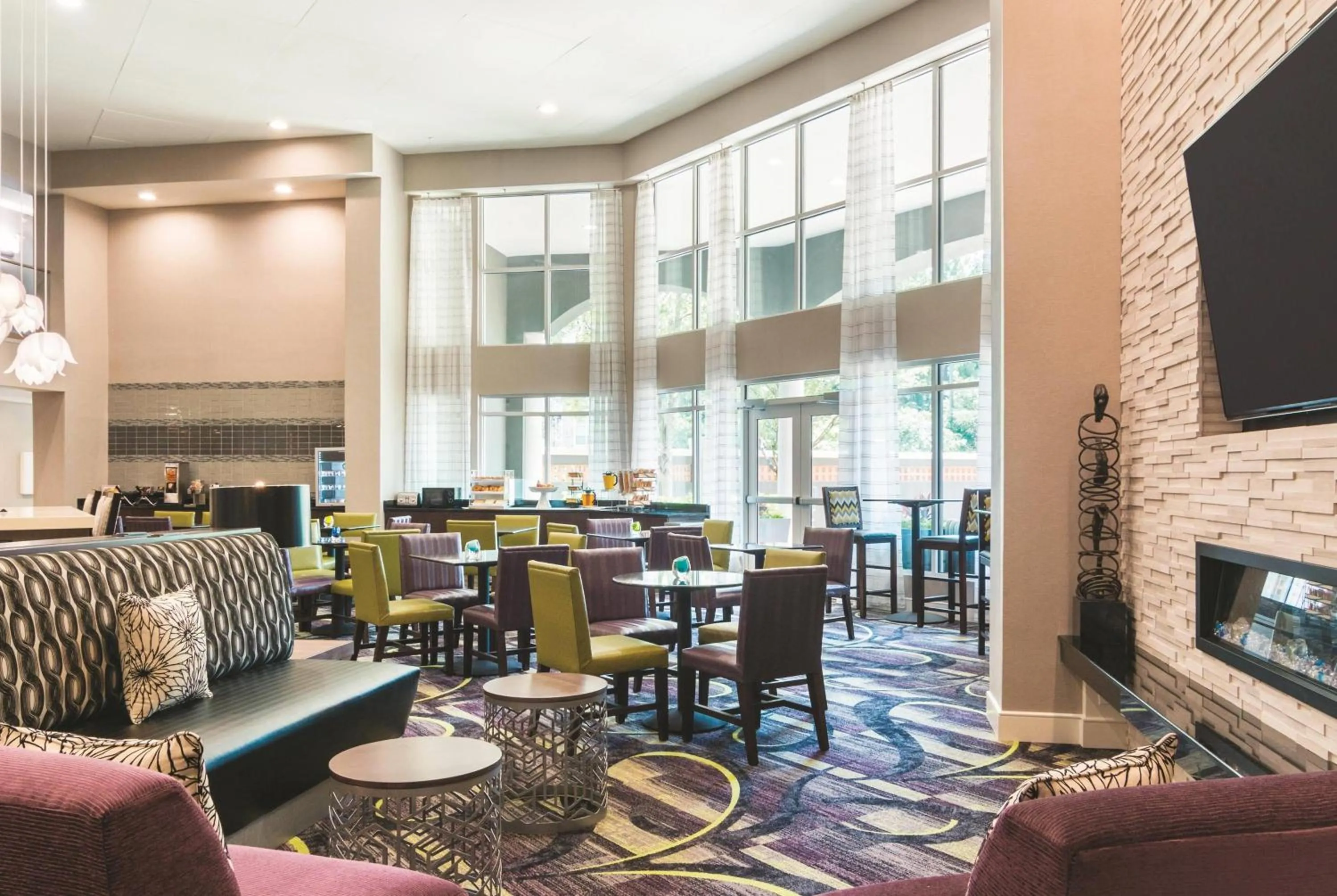 Lobby or reception in La Quinta by Wyndham Atlanta Perimeter Medical