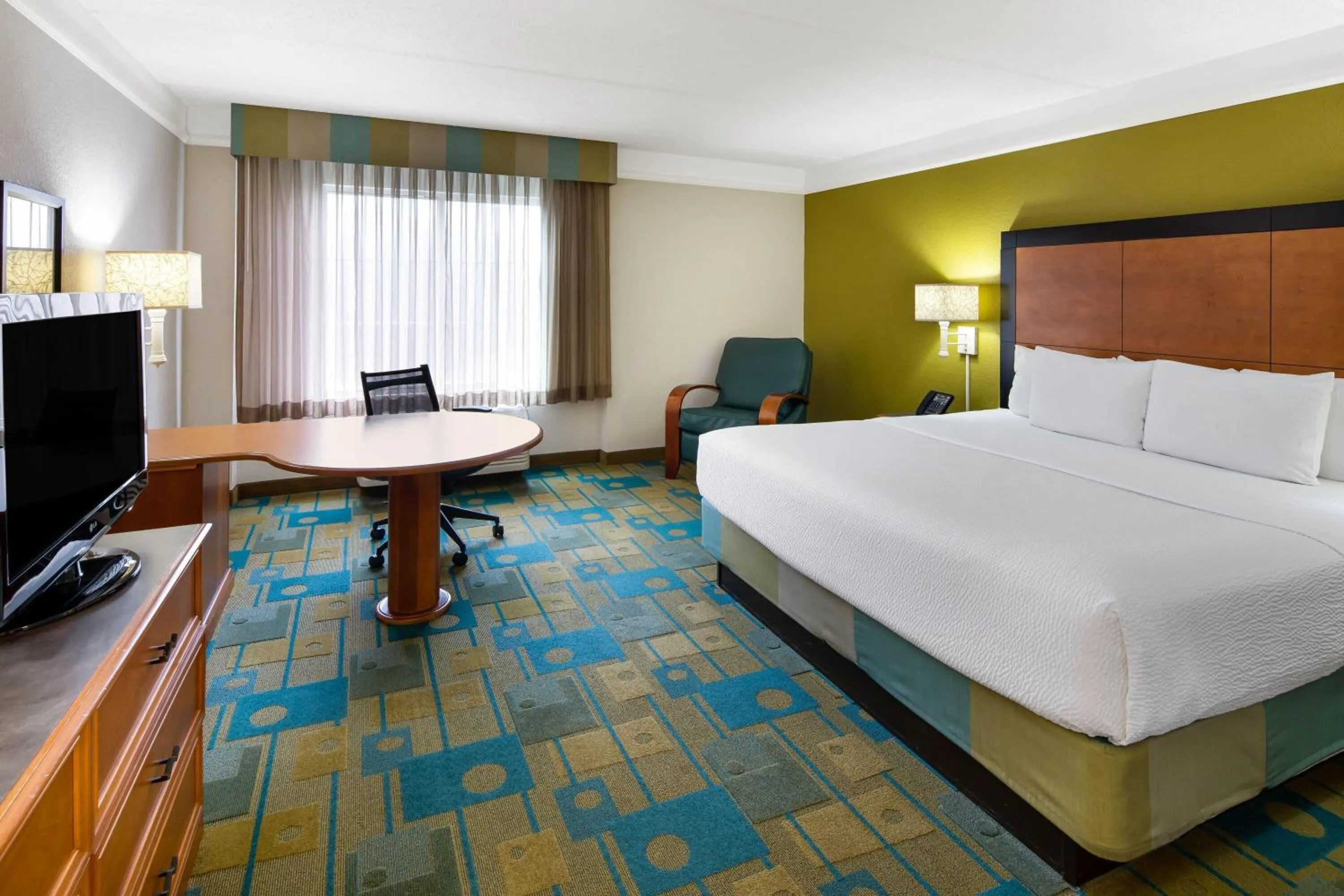 Photo of the whole room, Bed in La Quinta by Wyndham Haywood Mall-Near Greenville Downtown