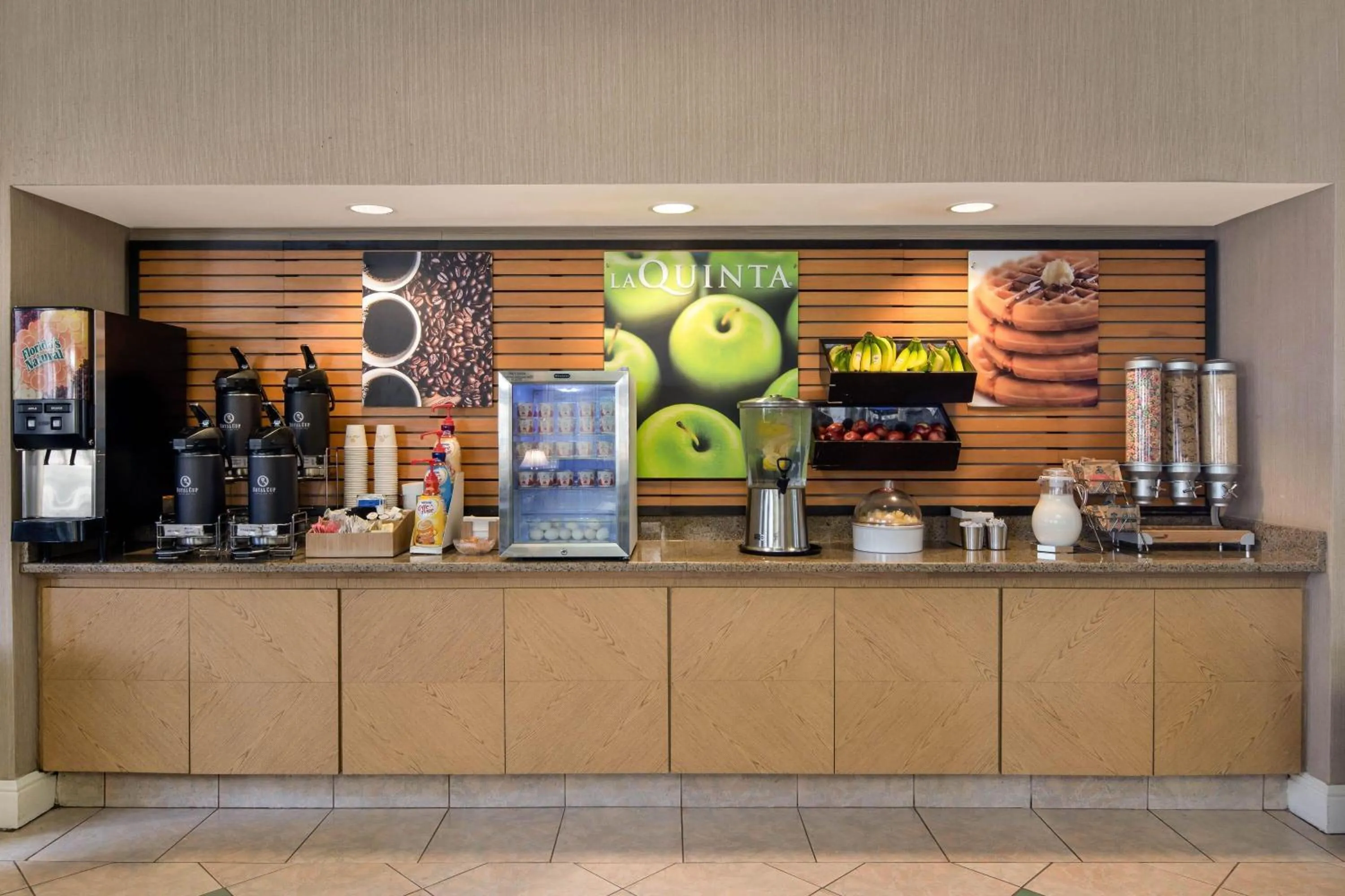 Breakfast in La Quinta by Wyndham Haywood Mall-Near Greenville Downtown