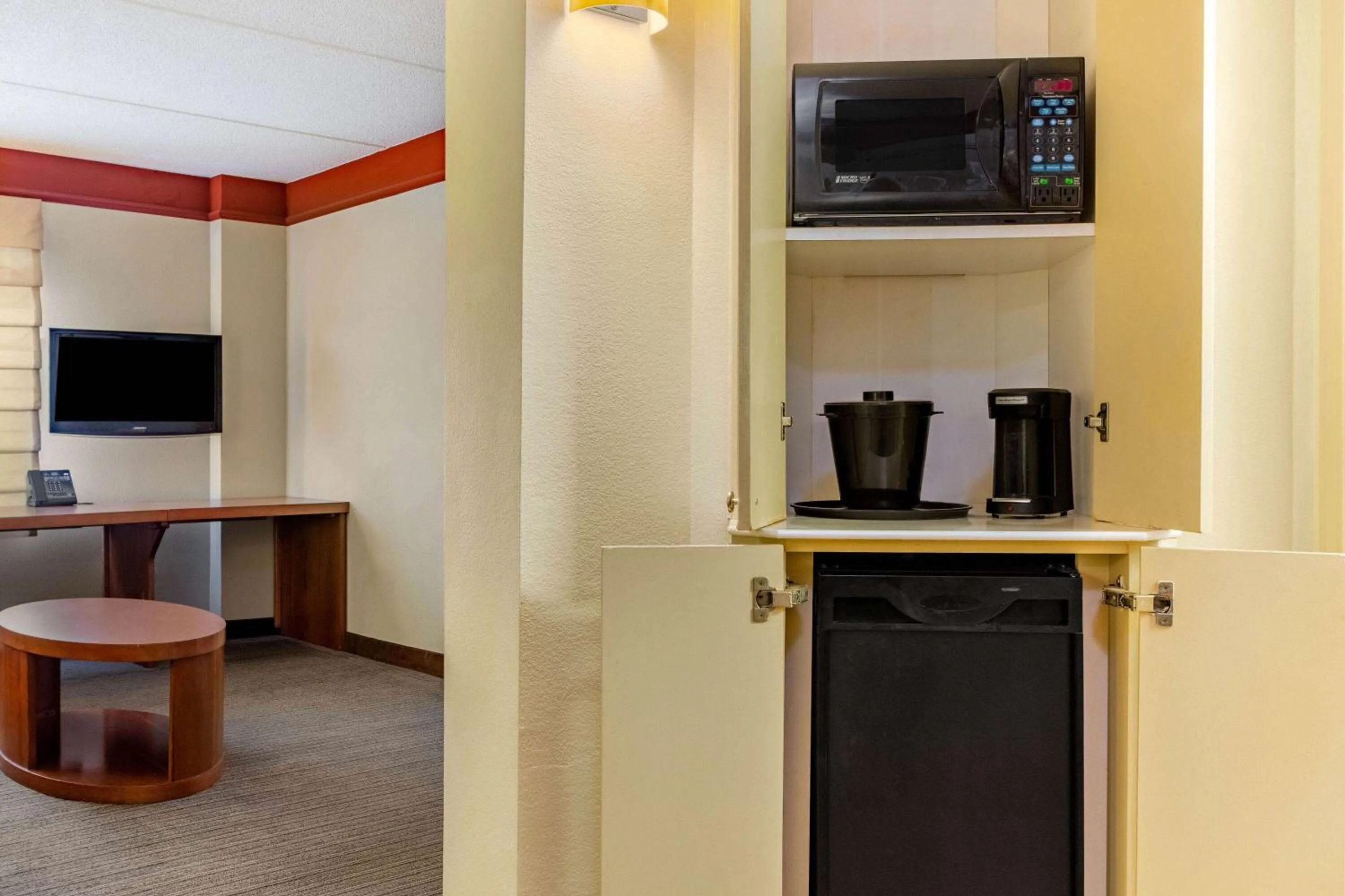 Photo of the whole room in La Quinta by Wyndham Raleigh/Durham Southpoint