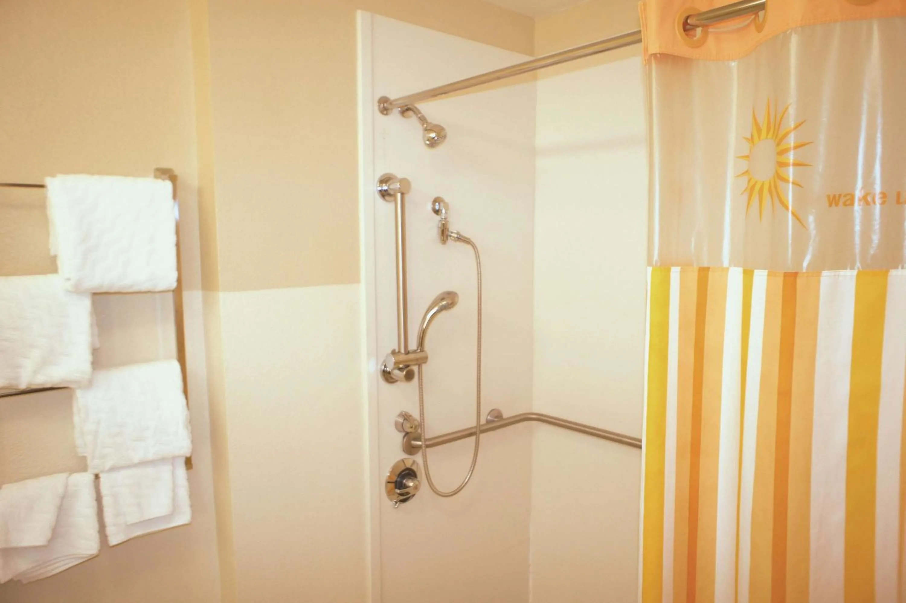 Photo of the whole room in La Quinta by Wyndham Raleigh/Durham Southpoint