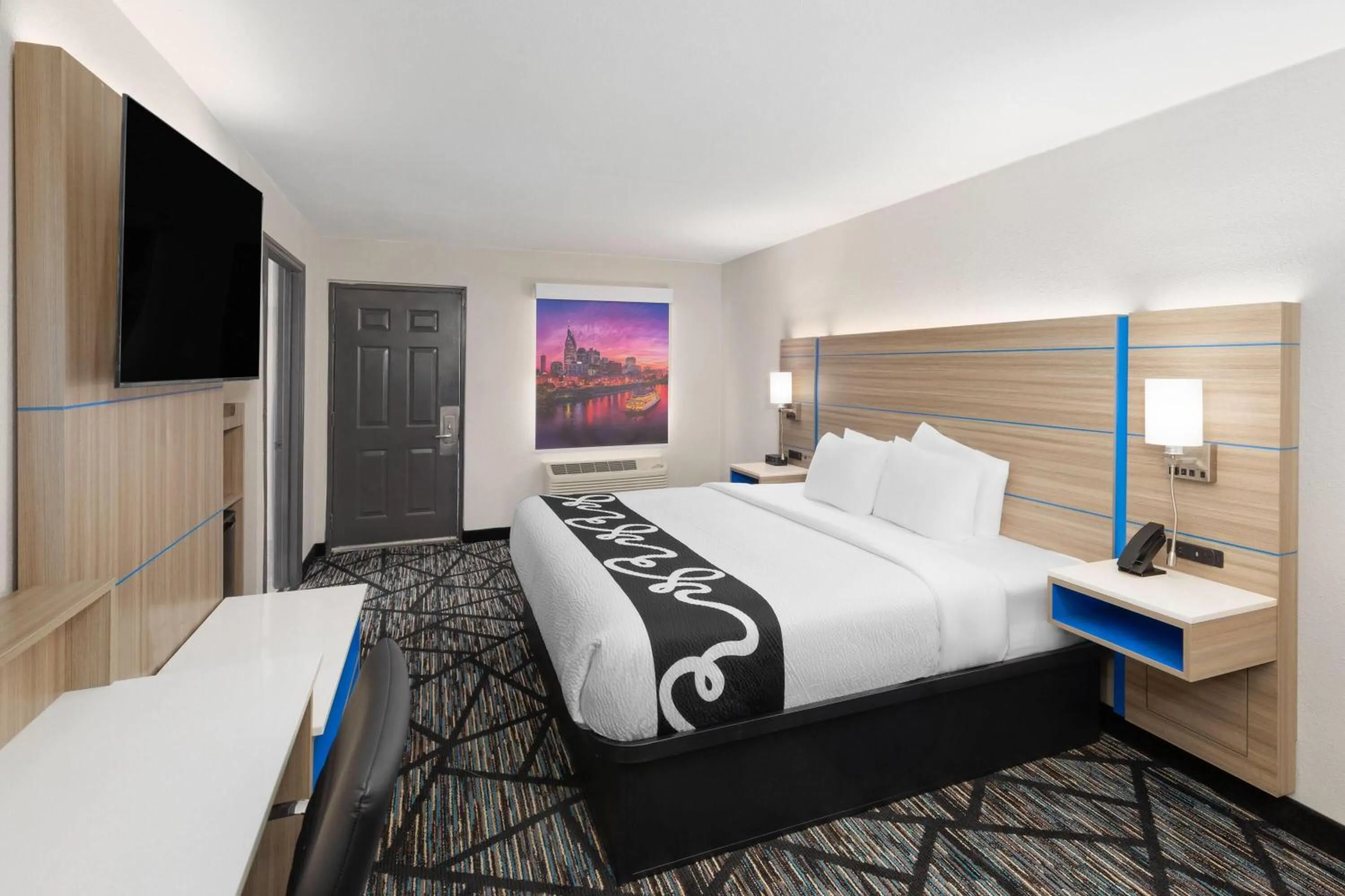 Photo of the whole room, Bed in La Quinta Inn by Wyndham Nashville South