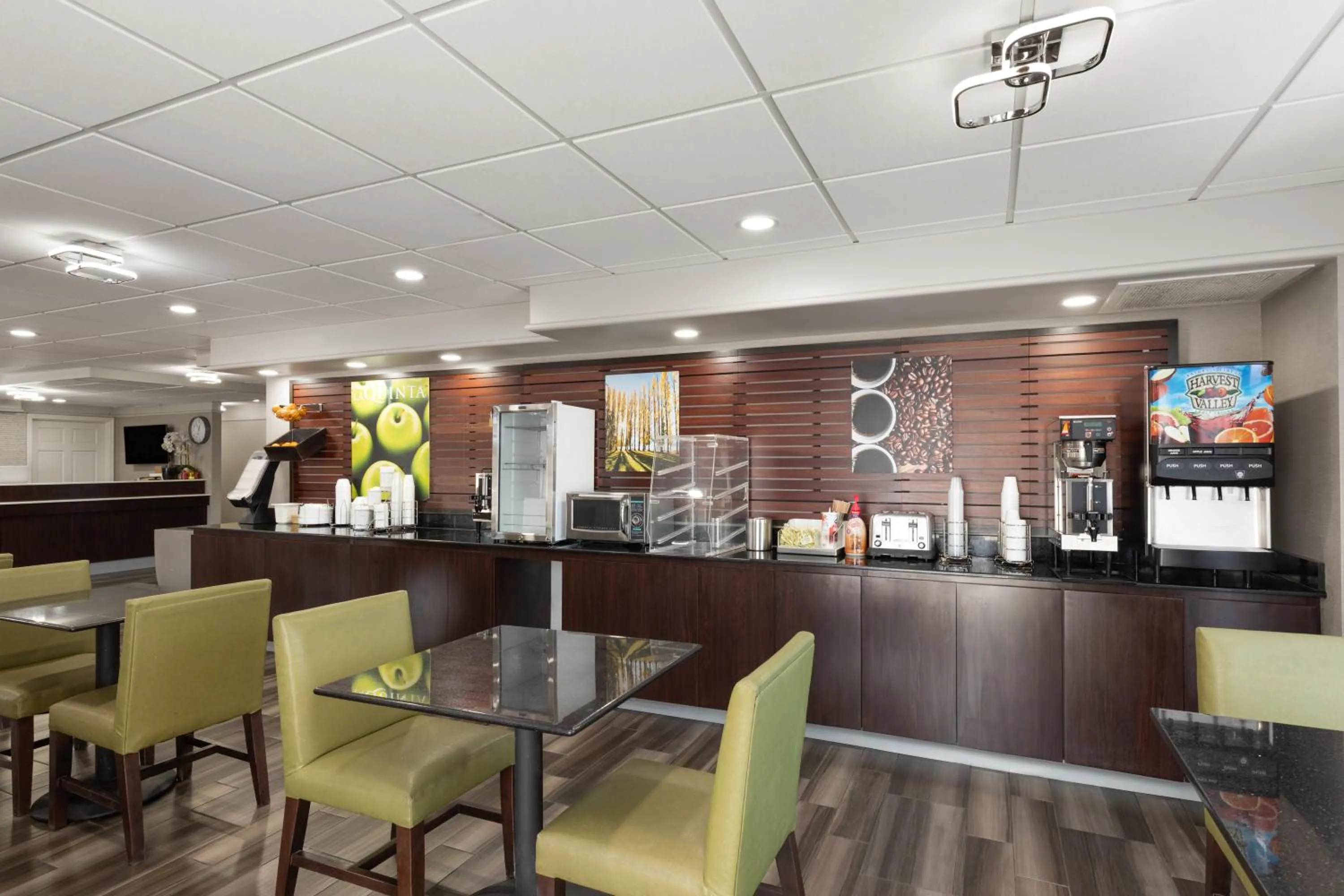 Breakfast in La Quinta Inn by Wyndham Nashville South