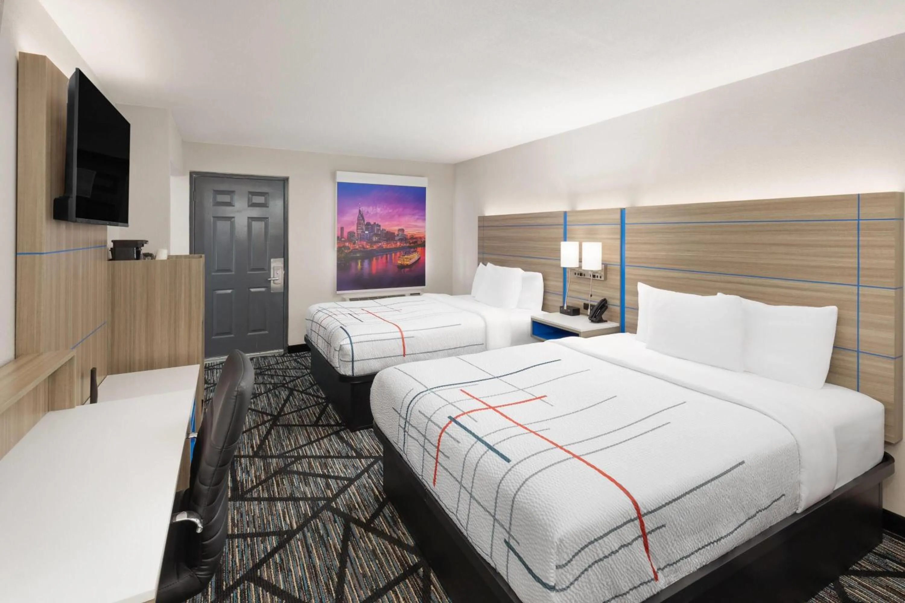 Photo of the whole room, Bed in La Quinta Inn by Wyndham Nashville South