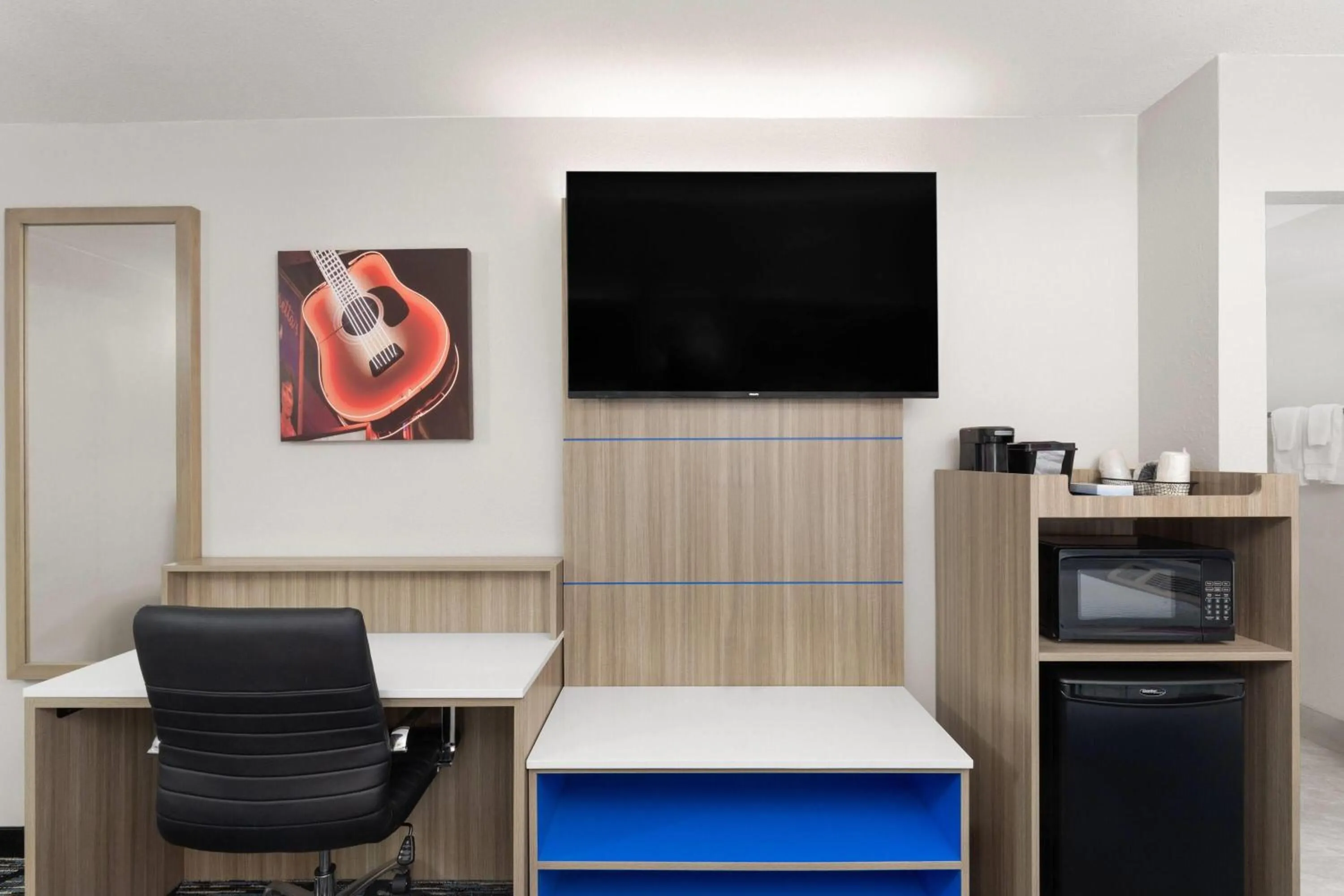 Photo of the whole room in La Quinta Inn by Wyndham Nashville South