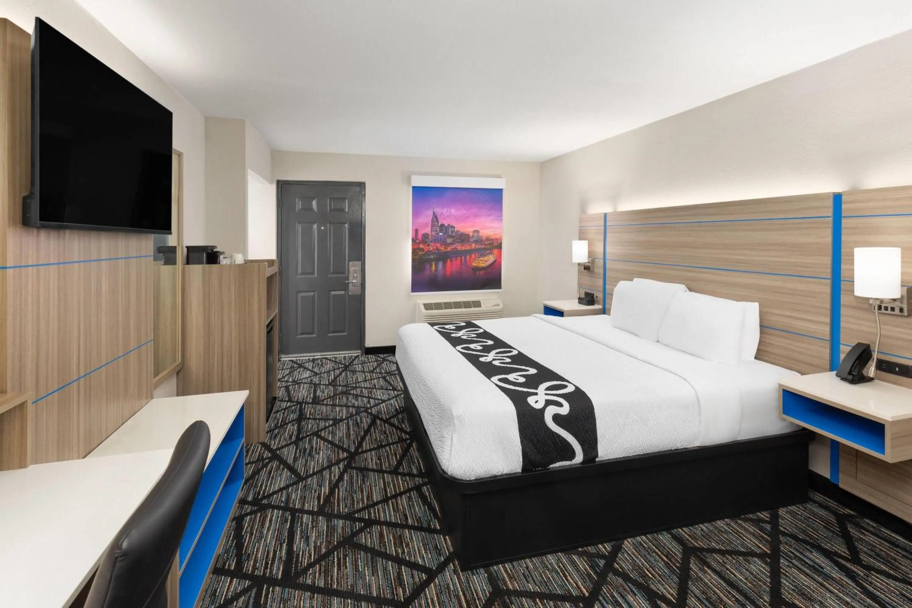 Photo of the whole room, Bed in La Quinta Inn by Wyndham Nashville South