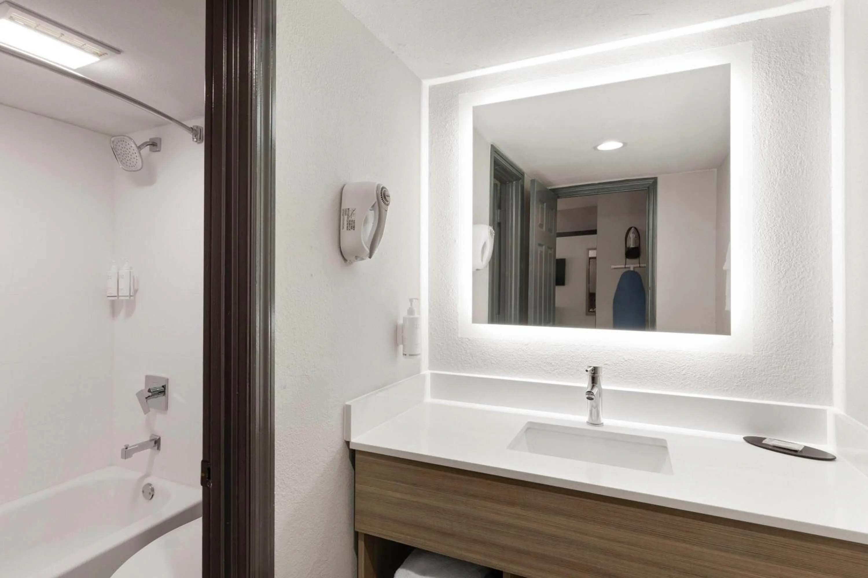 Bathroom in La Quinta Inn by Wyndham Nashville South