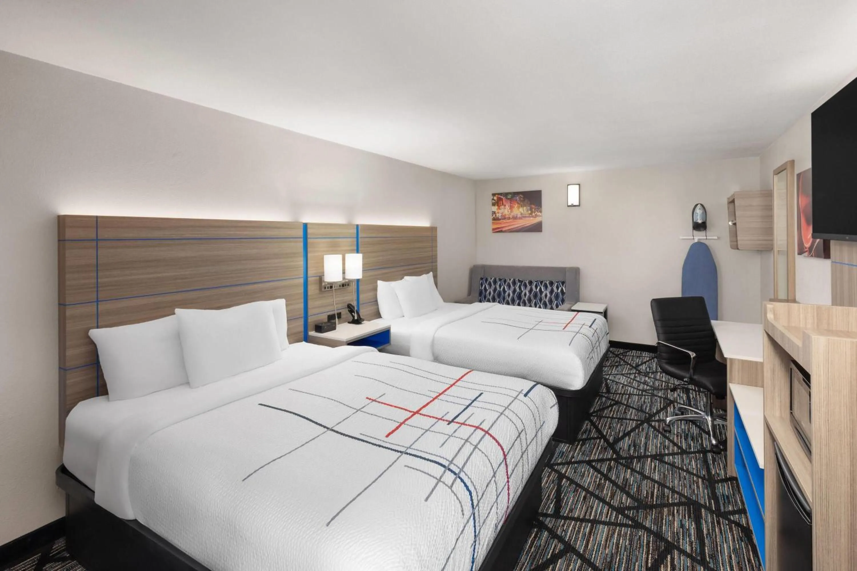 Photo of the whole room, Bed in La Quinta Inn by Wyndham Nashville South