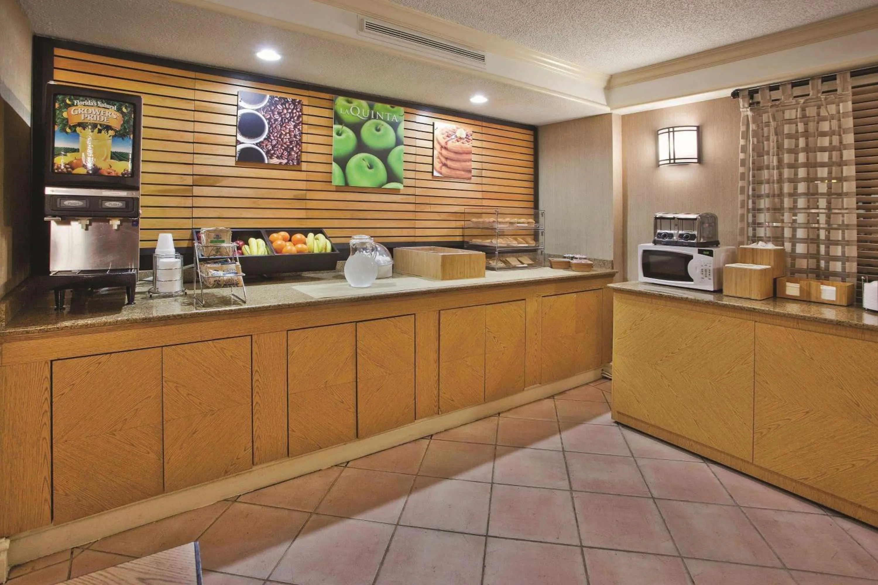 Restaurant/places to eat in La Quinta Inn by Wyndham Savannah Midtown