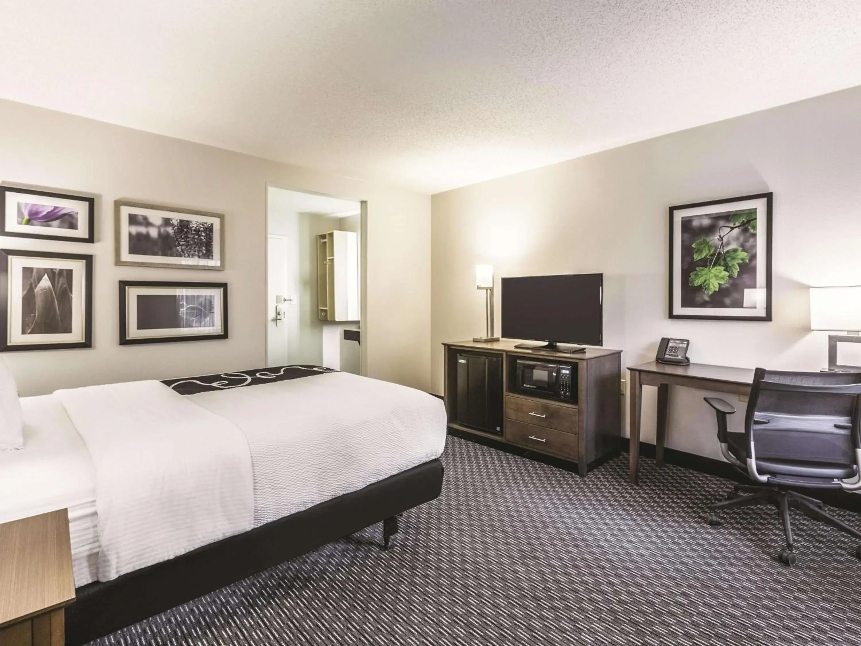 1 Full Bed, Mobility/Hearing Accessible Room, Bathtub w/ Grab Bars, Non-Smoking in La Quinta by Wyndham Atlanta Midtown - Buckhead 1 Full Bed, Mobility/Hearing Accessible Room, Bathtub w/ Grab Bars, Non-Smoking in La Quinta by Wyndham Atlanta Midtown - Buckhead