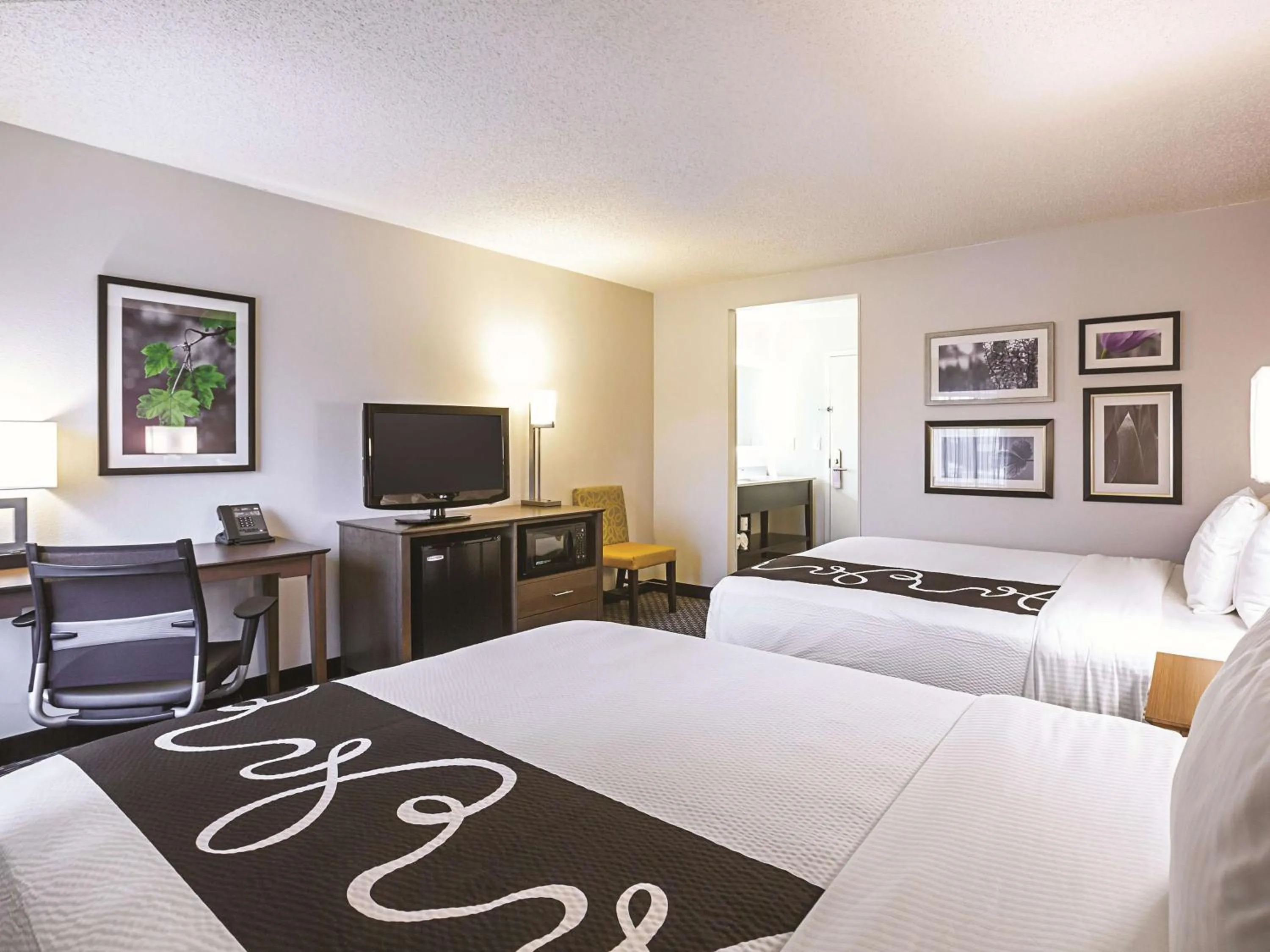 Photo of the whole room, Bed in La Quinta by Wyndham Atlanta Midtown - Buckhead