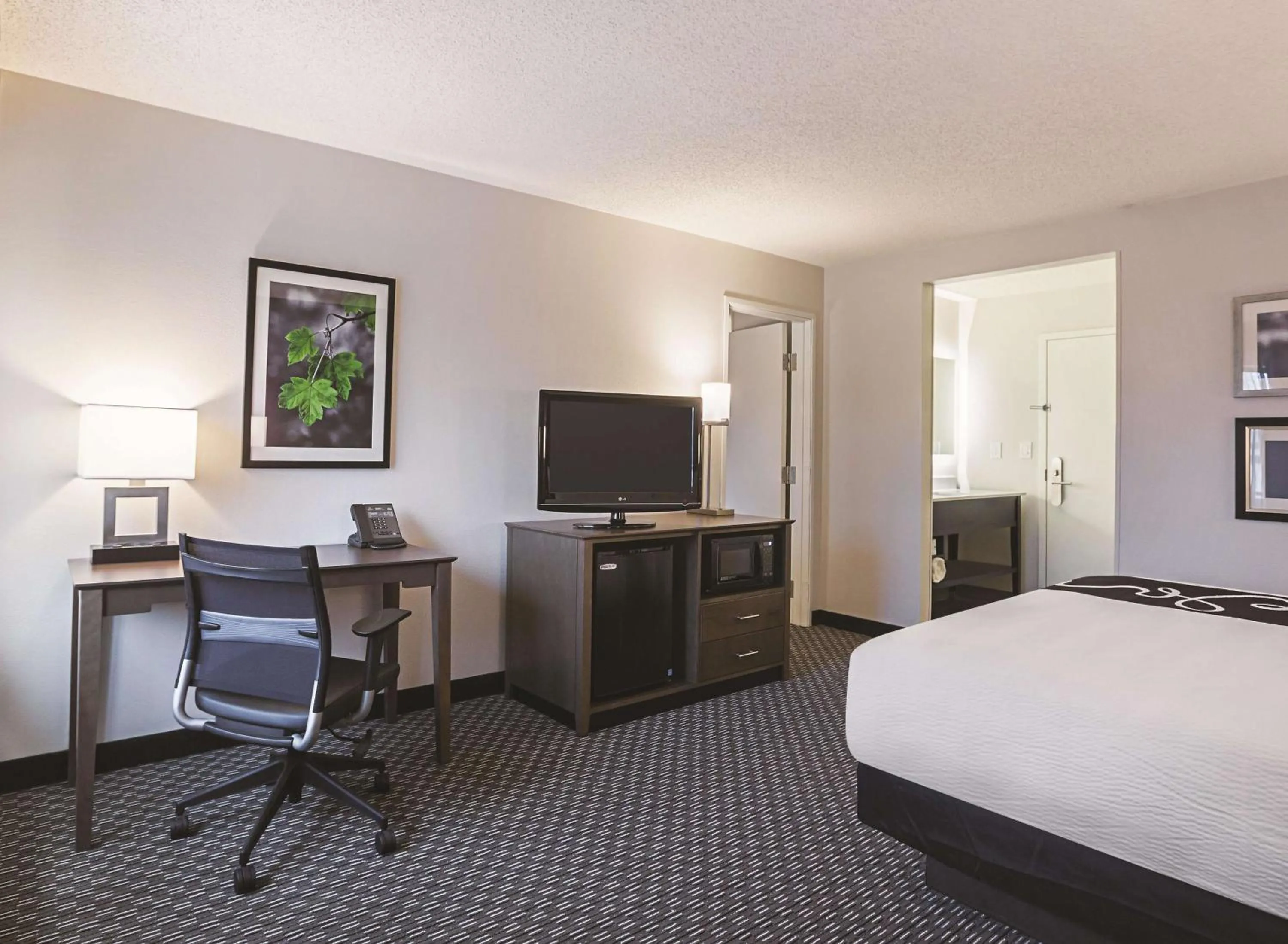 Photo of the whole room, Bed in La Quinta by Wyndham Atlanta Midtown - Buckhead