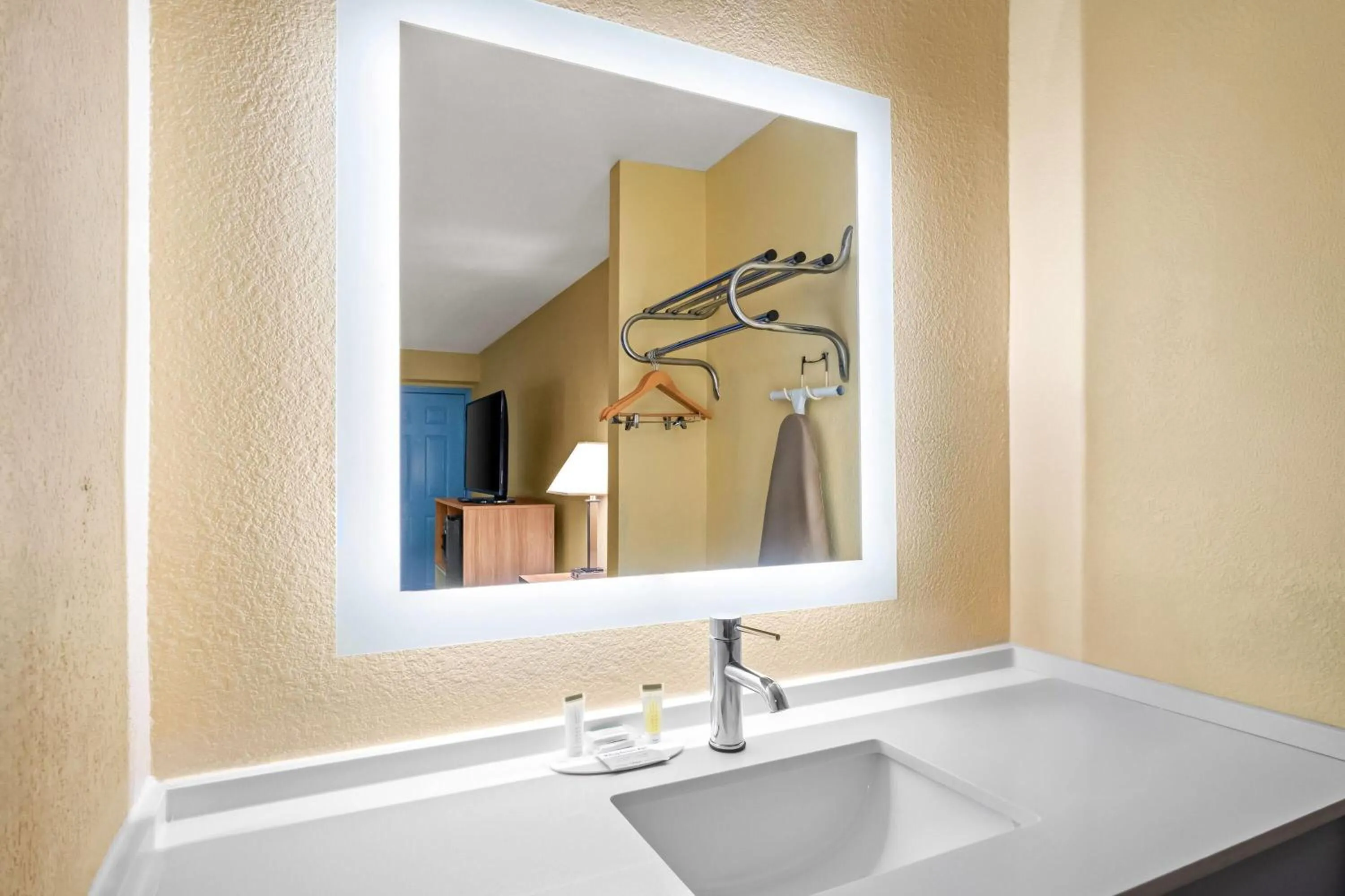 Bathroom in Days Inn by Wyndham Renfro Valley Mount Vernon