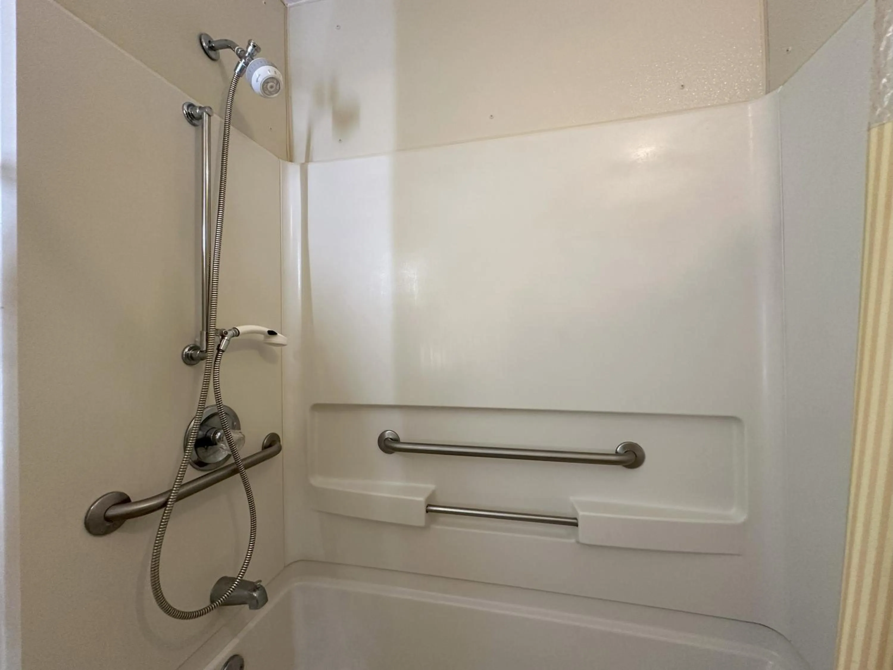 Shower in Days Inn by Wyndham Renfro Valley Mount Vernon