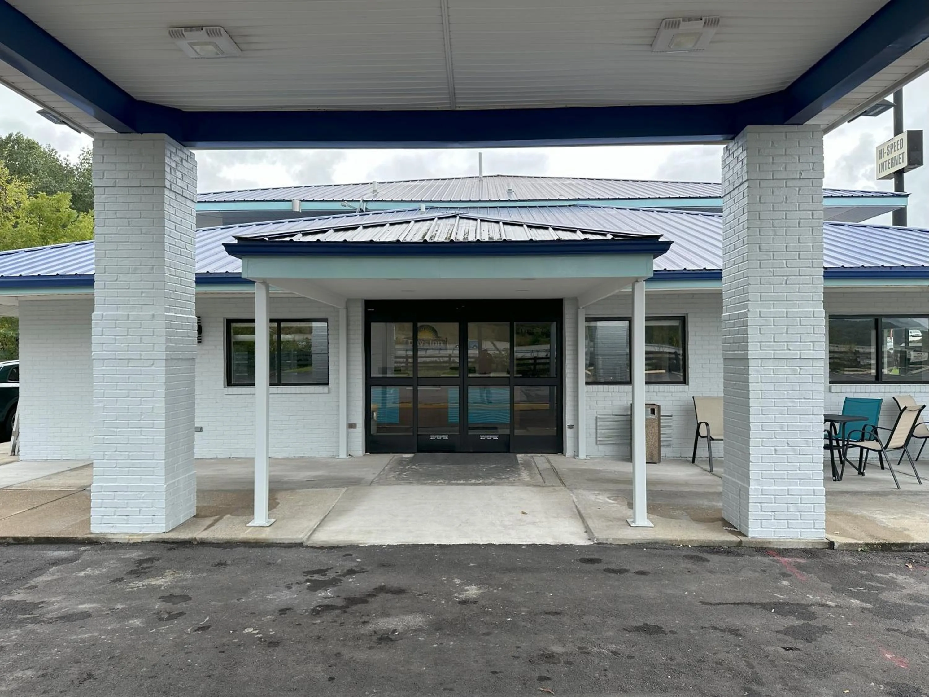 Facade/entrance in Days Inn by Wyndham Renfro Valley Mount Vernon