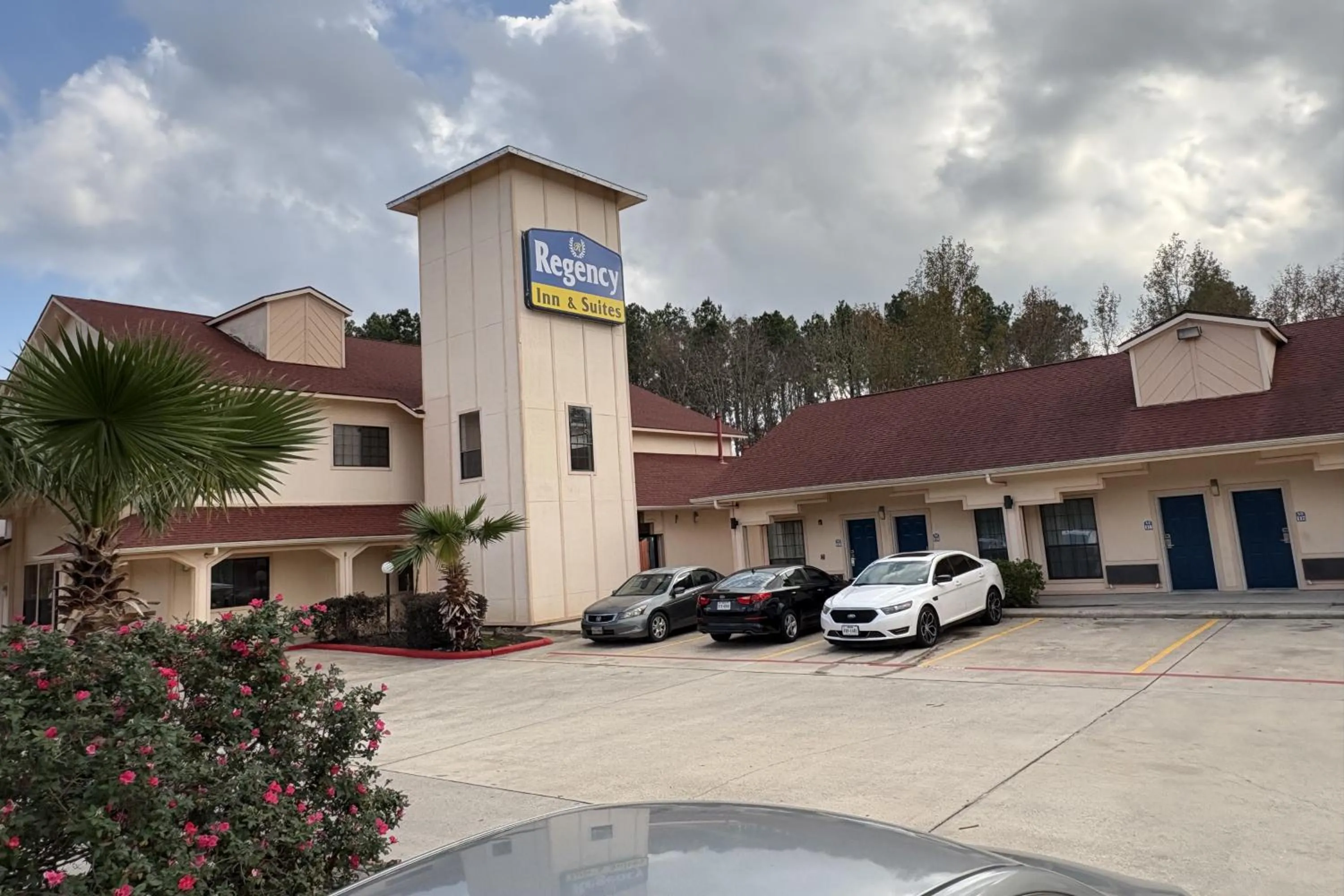 Parking in Regency Inn & Suites By Capital O Houston IAH Airport