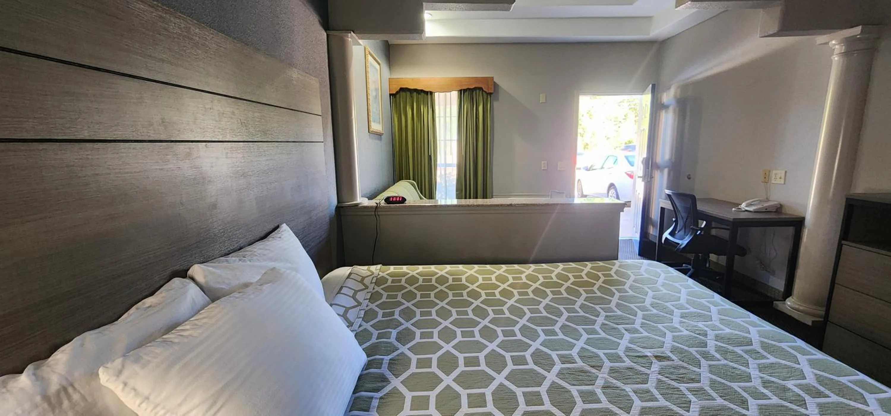 King Bed Smoking with Kitchenette in Regency Inn & Suites By Capital O Houston IAH Airport