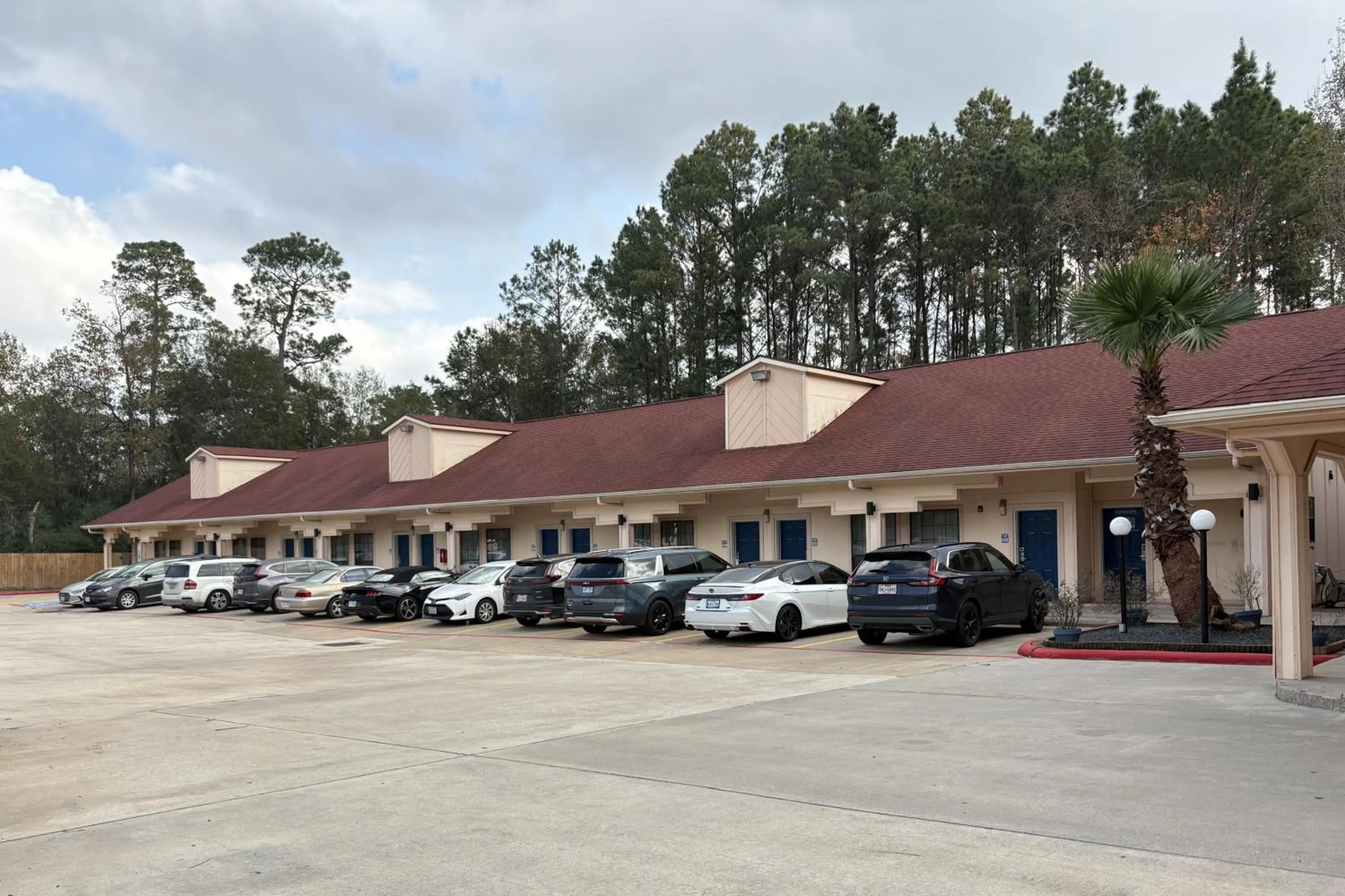 Parking in Regency Inn & Suites By Capital O Houston IAH Airport