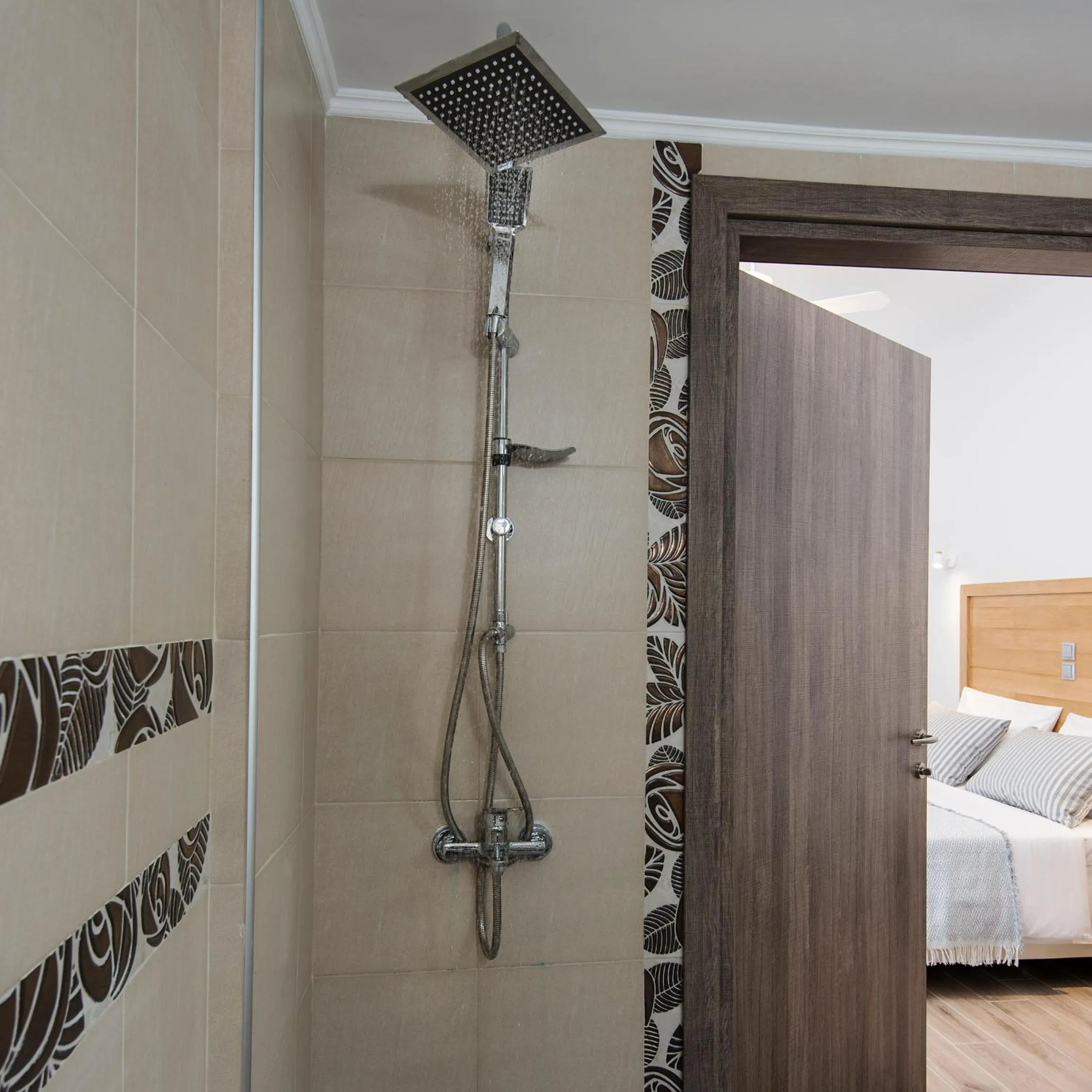 Shower, Bed in DownTown Hotel