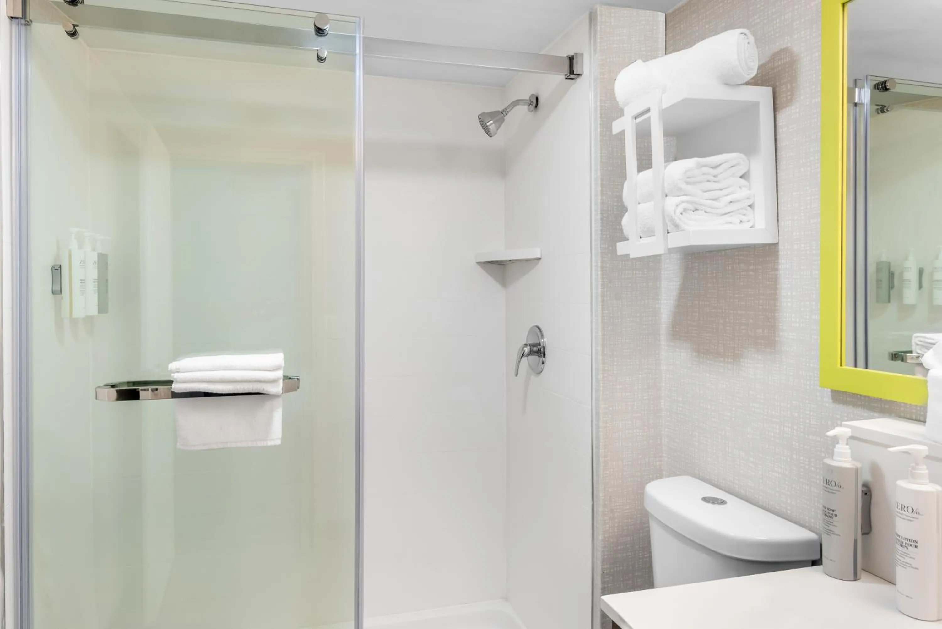 Bathroom in Hampton Inn Indianapolis Northeast/Castleton