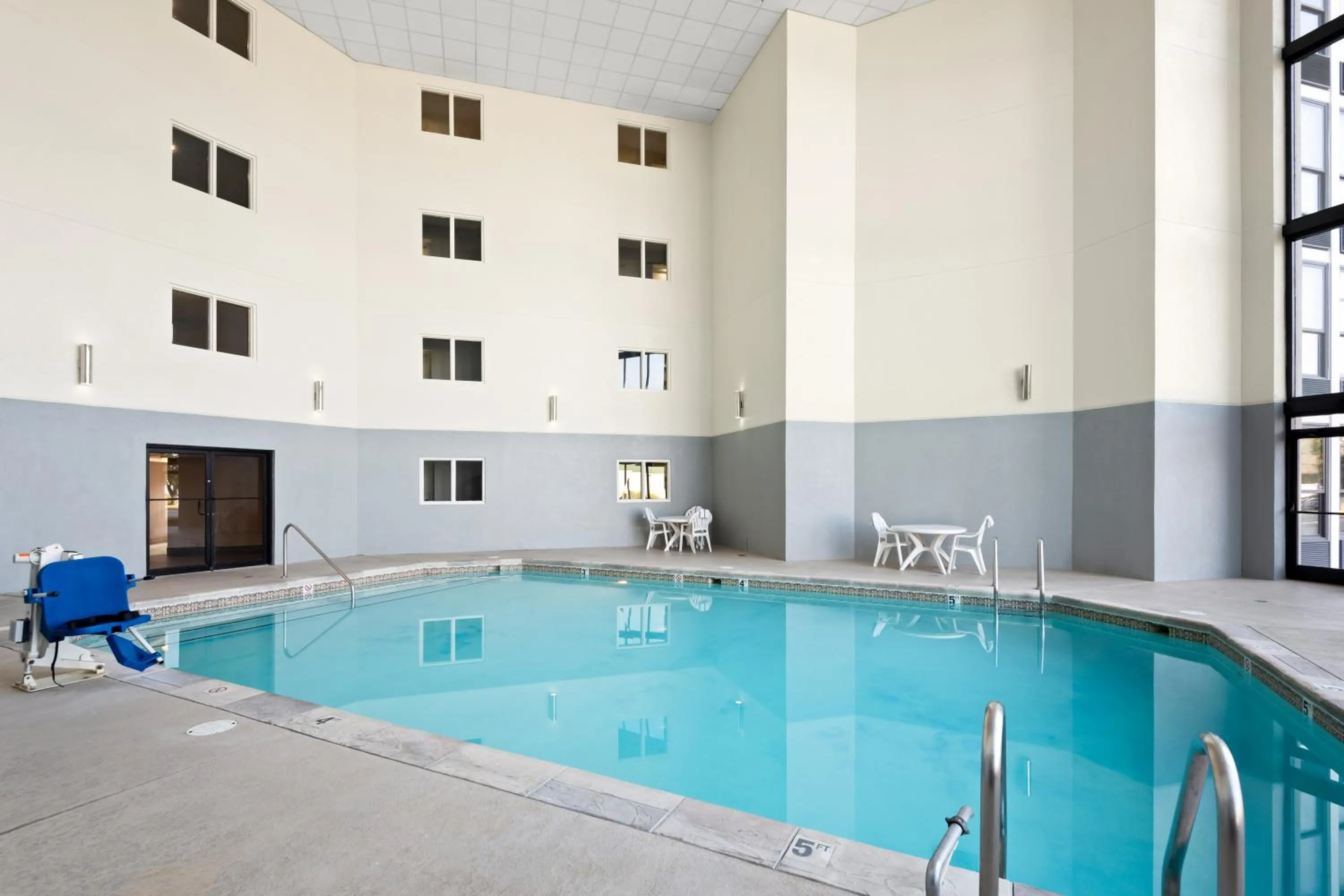 Swimming pool in Hampton Inn Indianapolis Northeast/Castleton