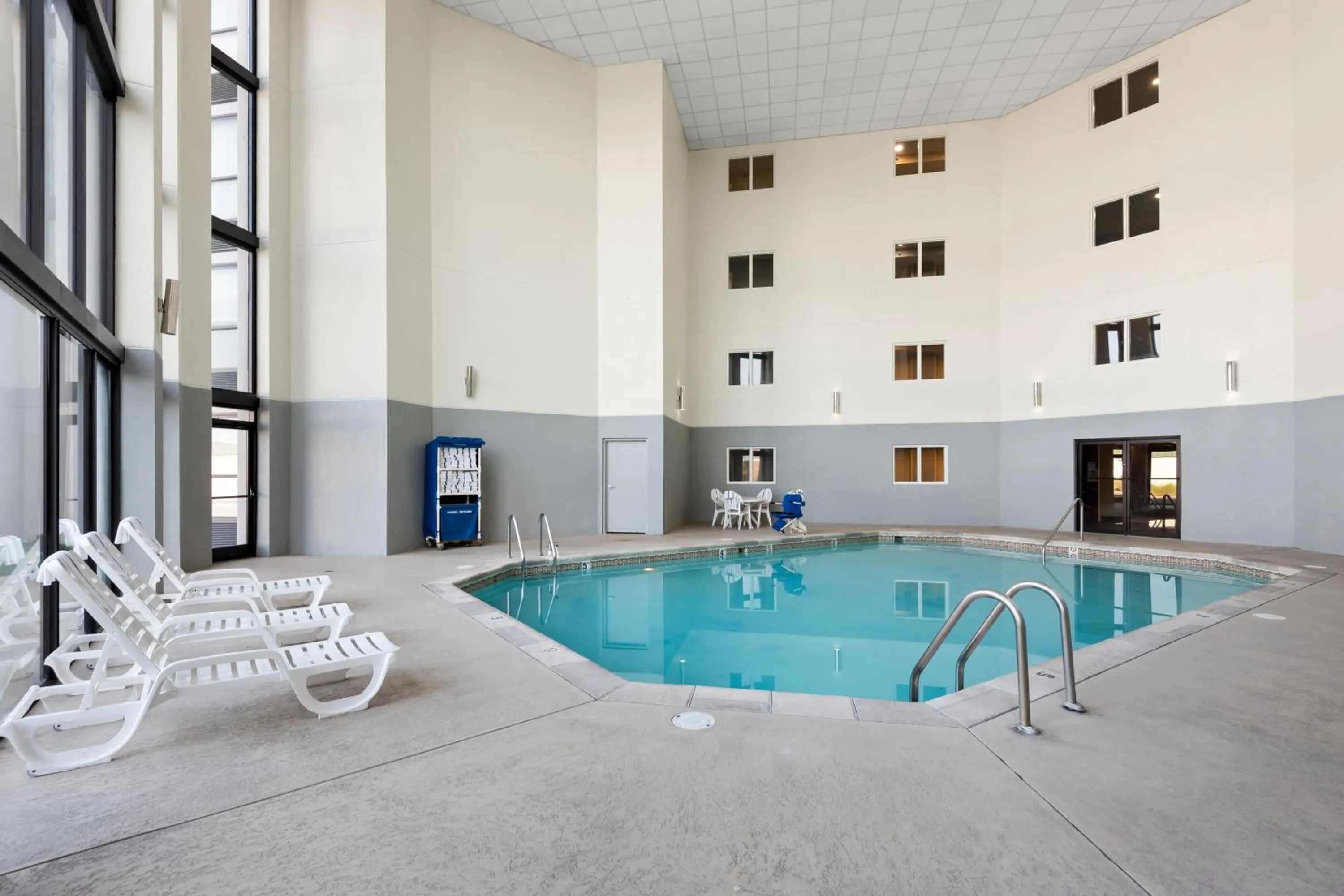 Swimming pool in Hampton Inn Indianapolis Northeast/Castleton